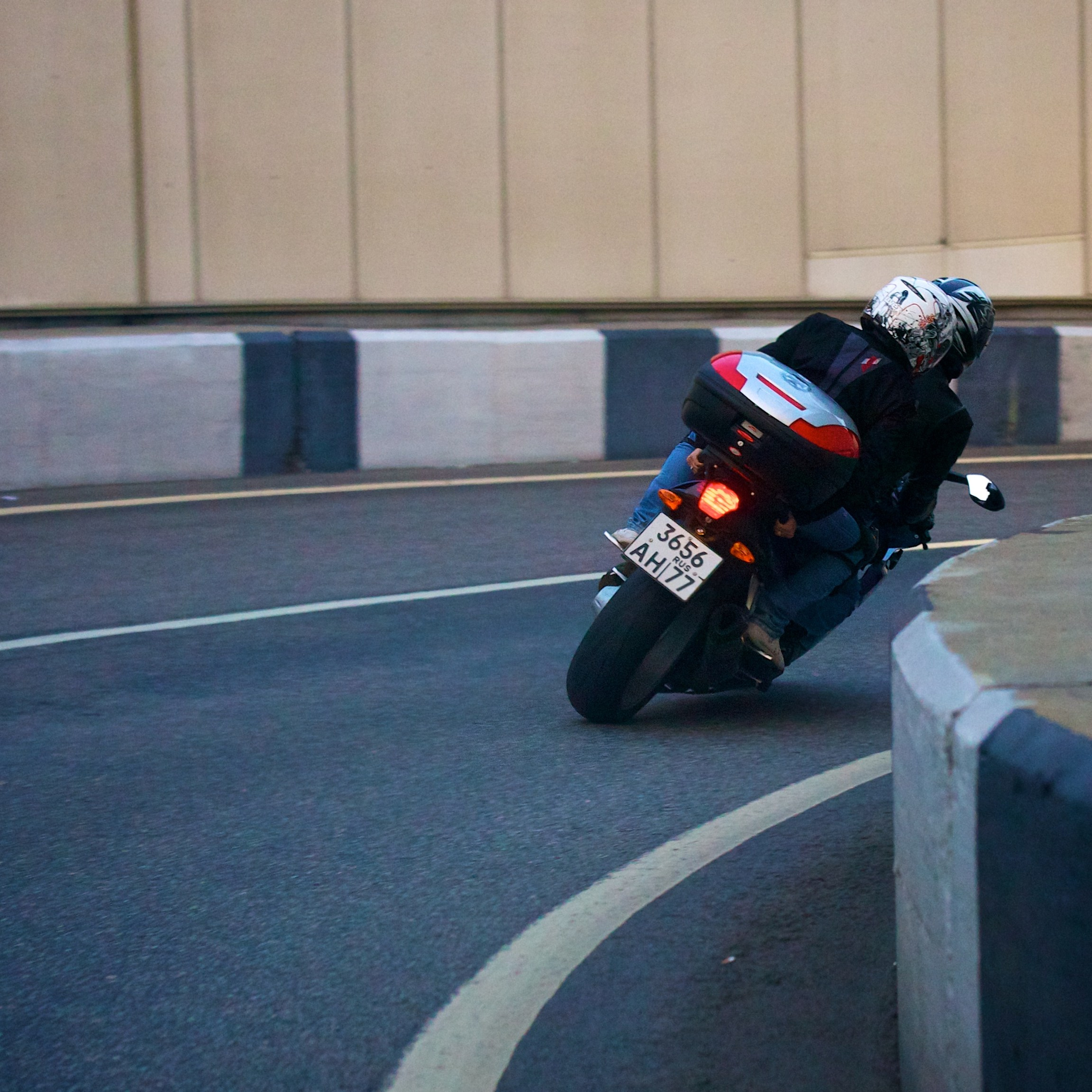 Байкеры и город.