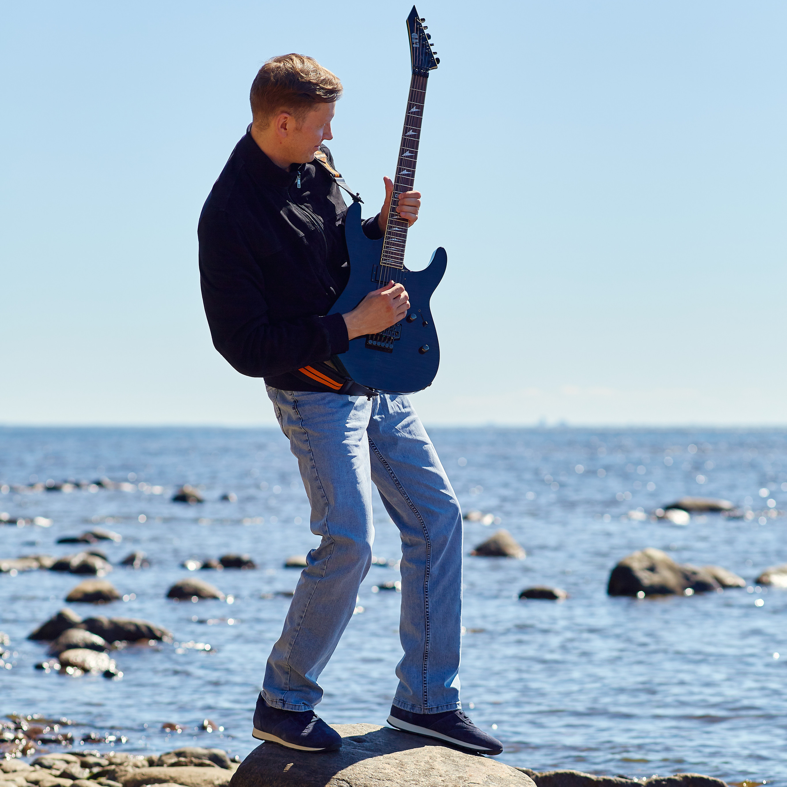 Гитарист на берегу моря
