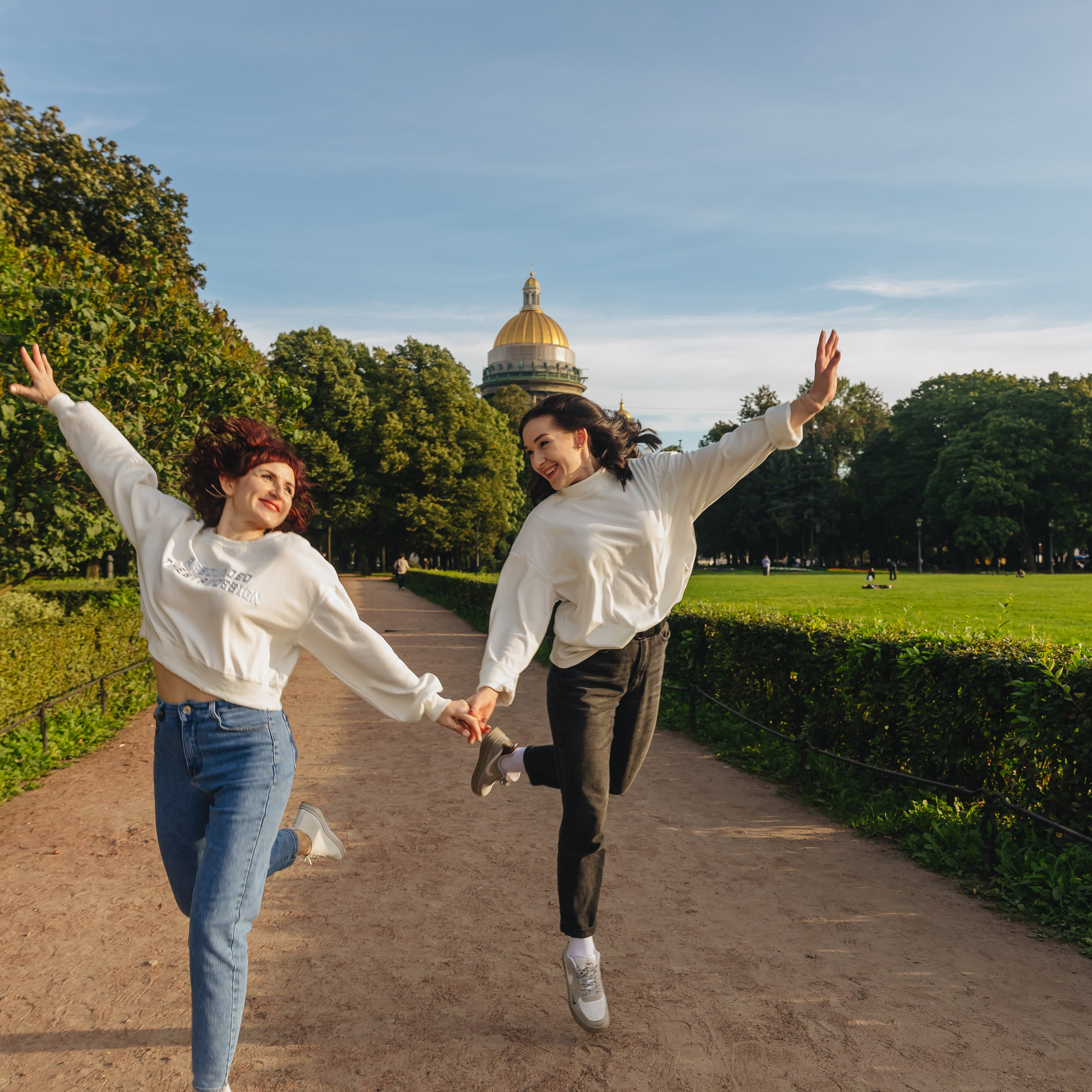 Прогулка Оли и Марины