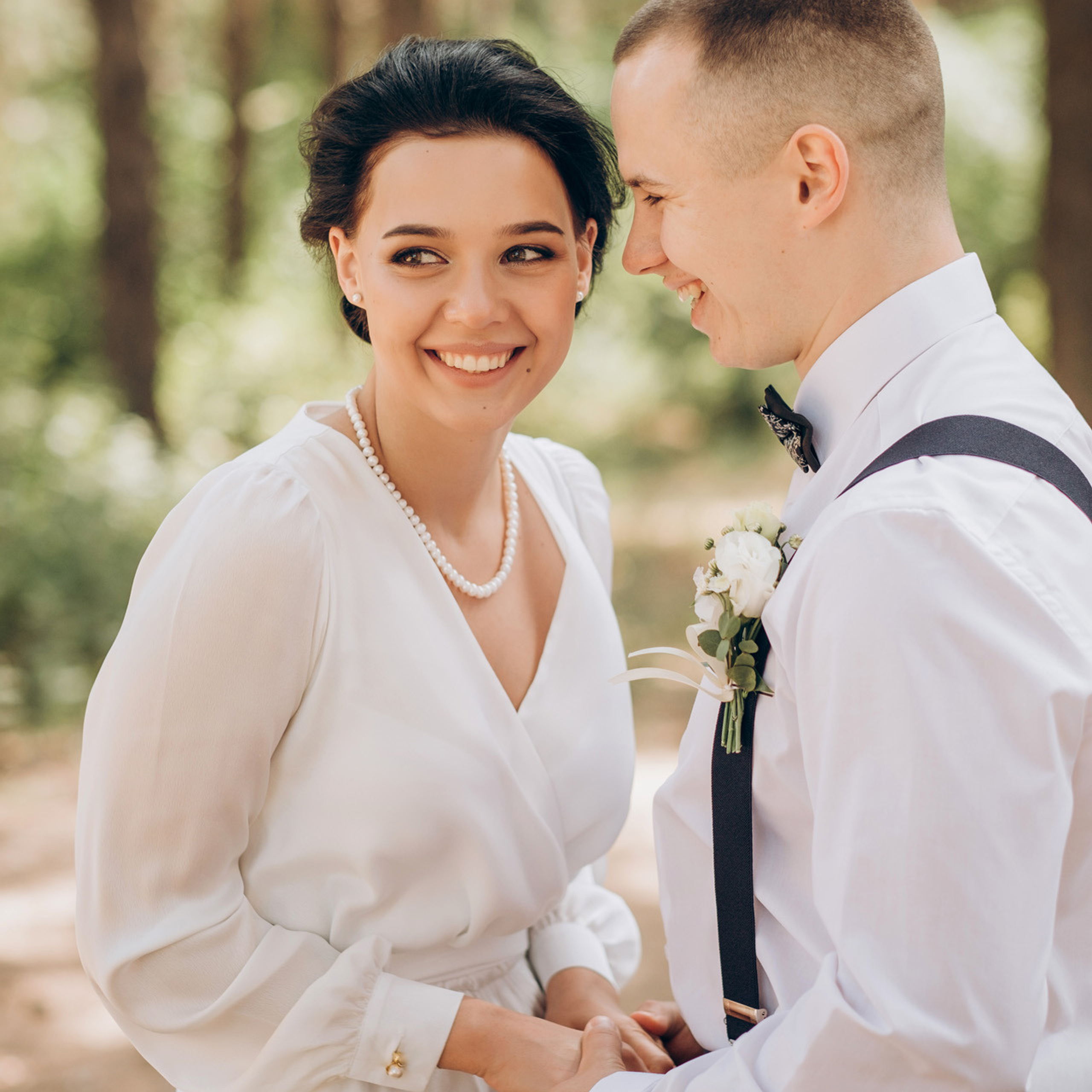 Фотосъёмка свадебной прогулки в сосновом лесу
