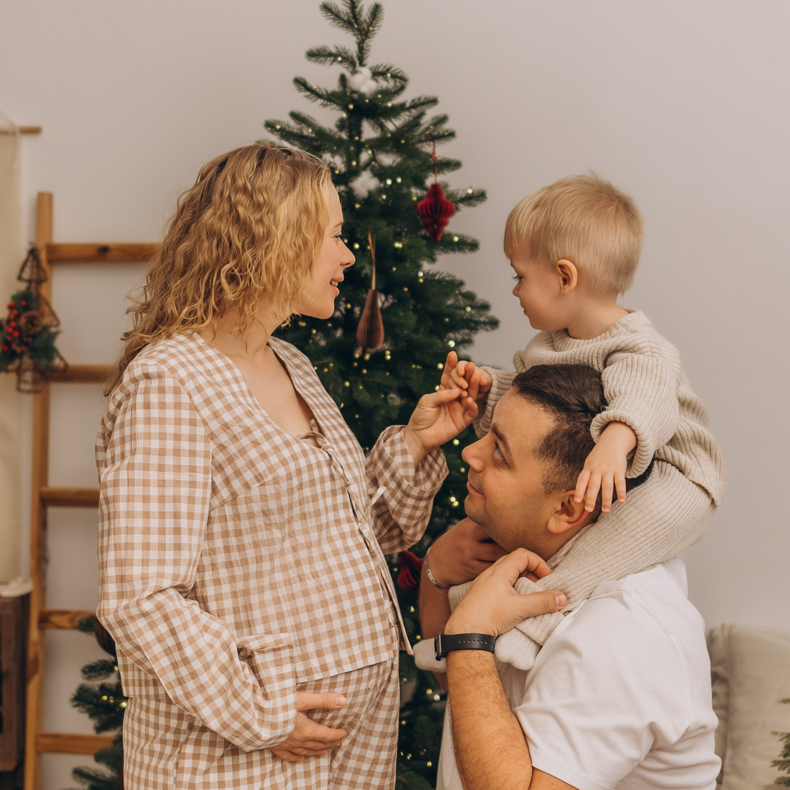 Семейная новогодняя фотосессия в ожидании малыша