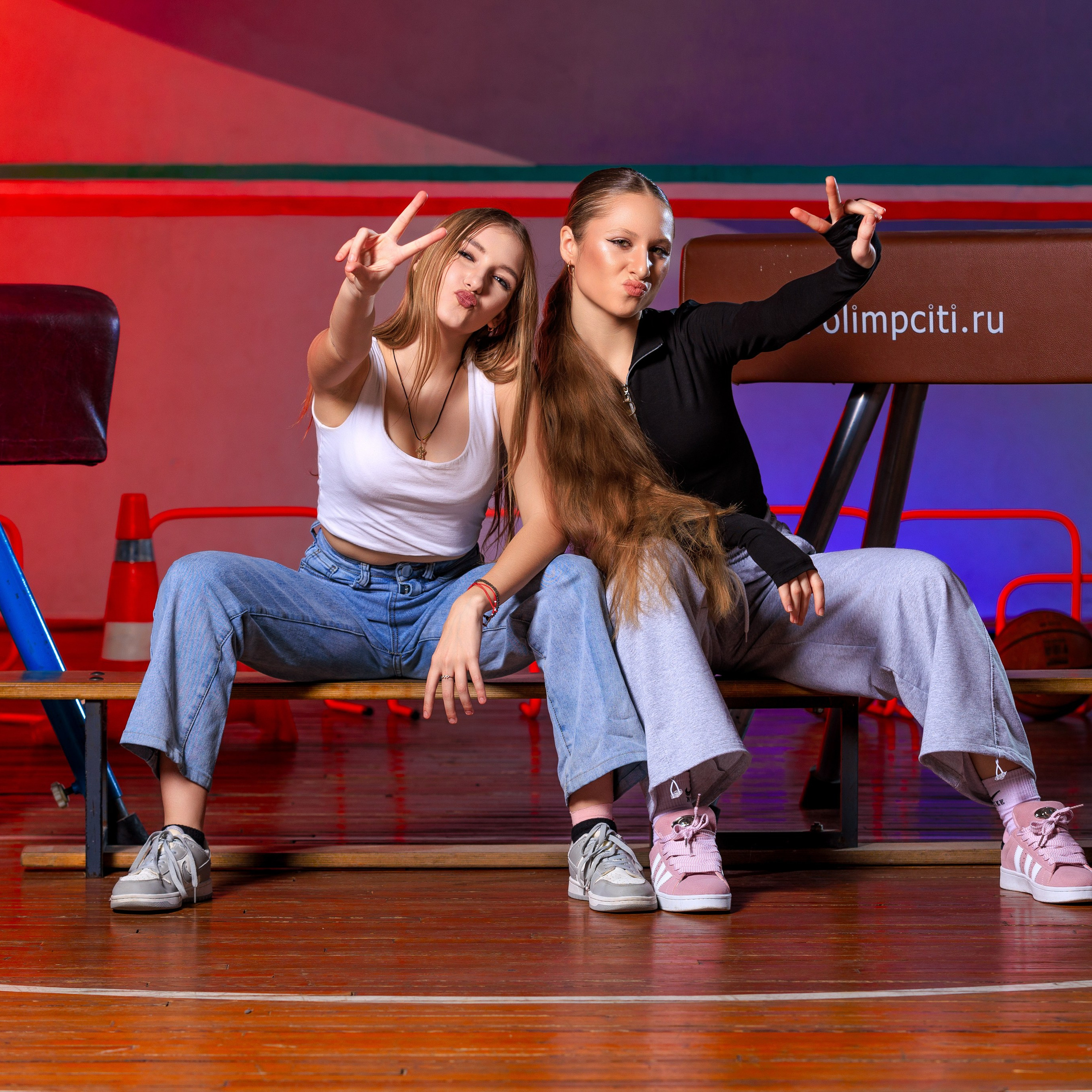 Смотреть фотки в спортзале