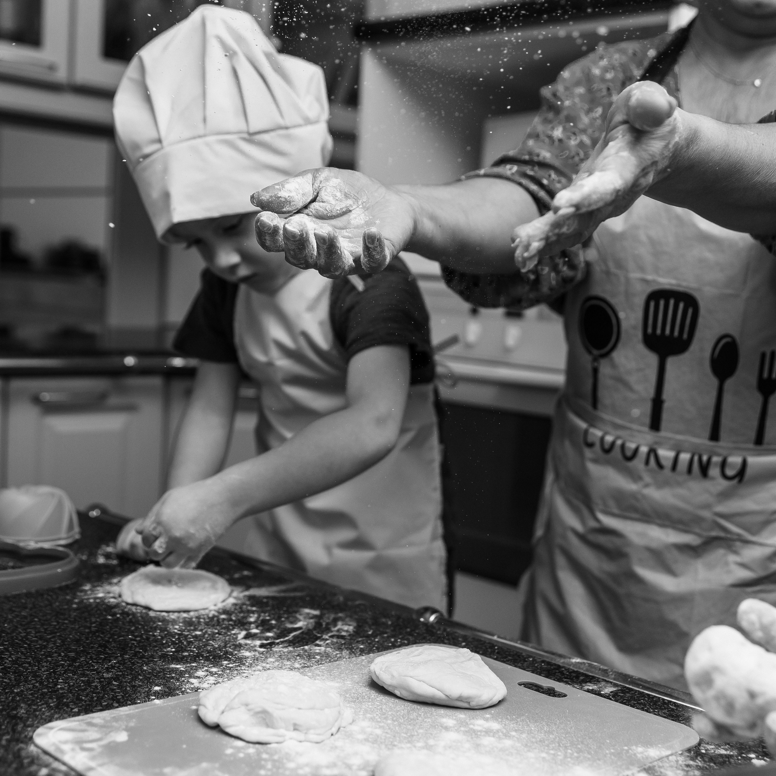 Бабушка и&nbsp;внуки пекут