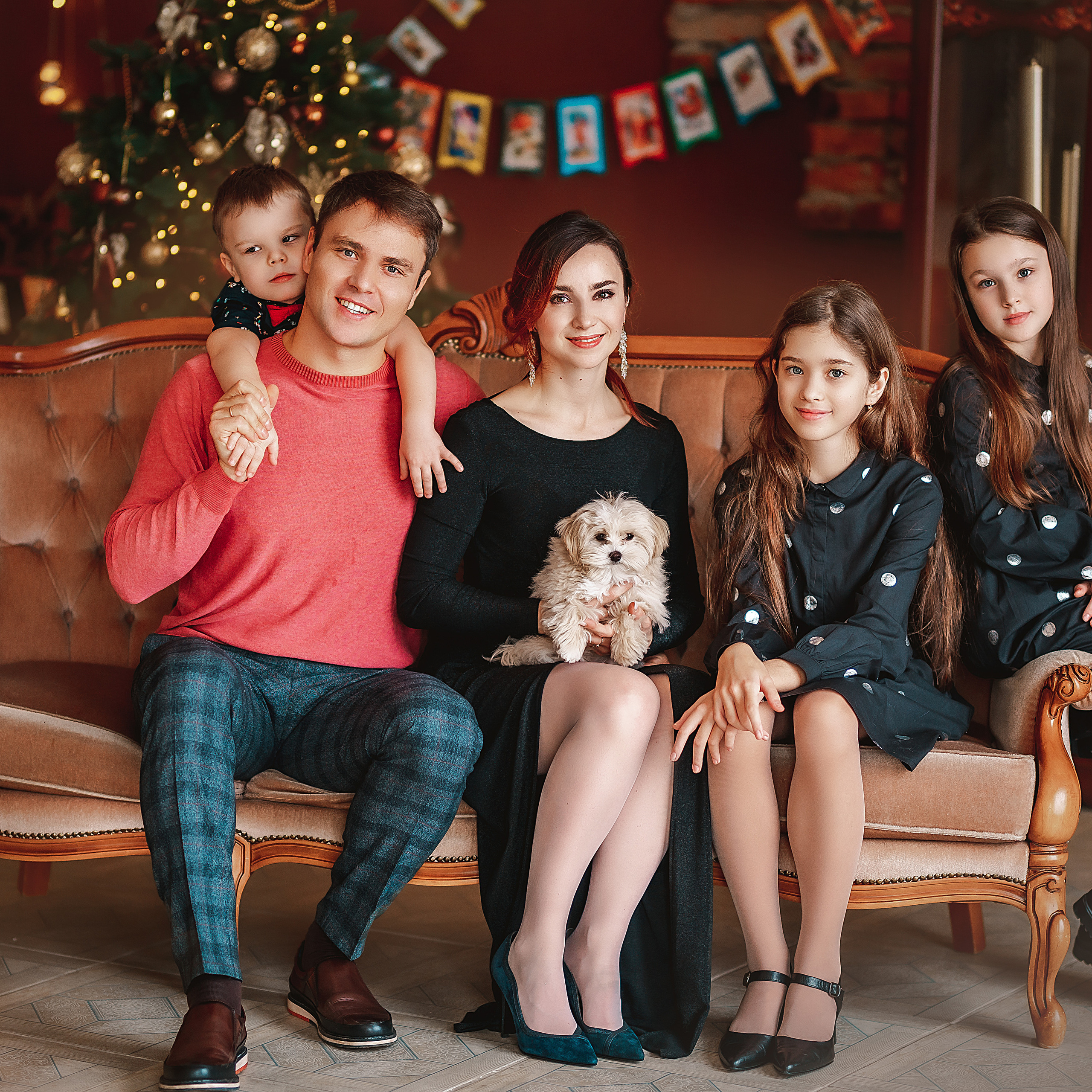 Новогодняя семейная фотосессия в г Кирове, семейный фотограф в Кирове, Новогодняя студийная фотосессия