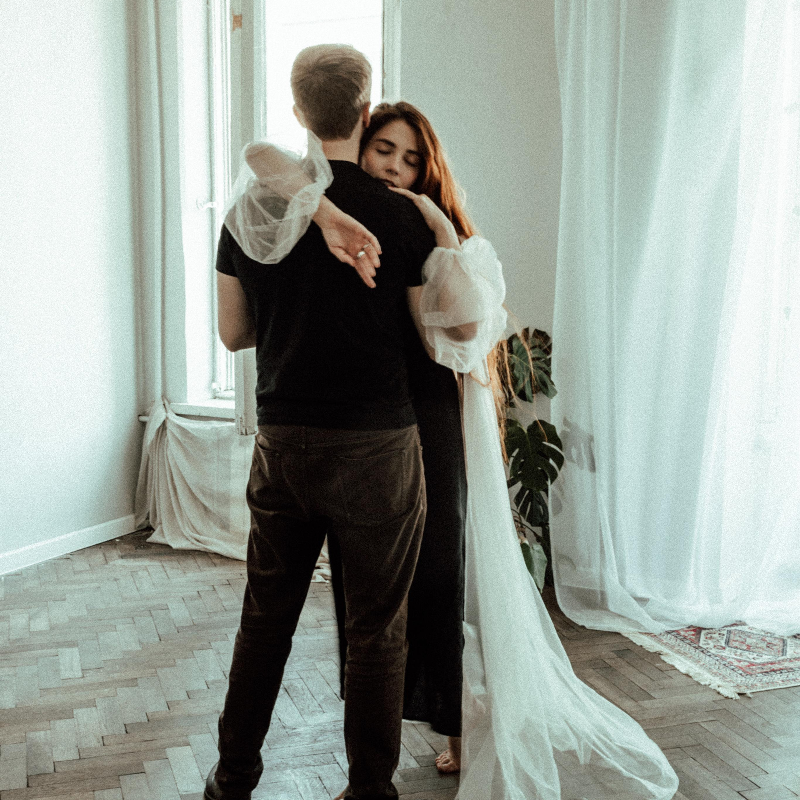 Одни в комнате