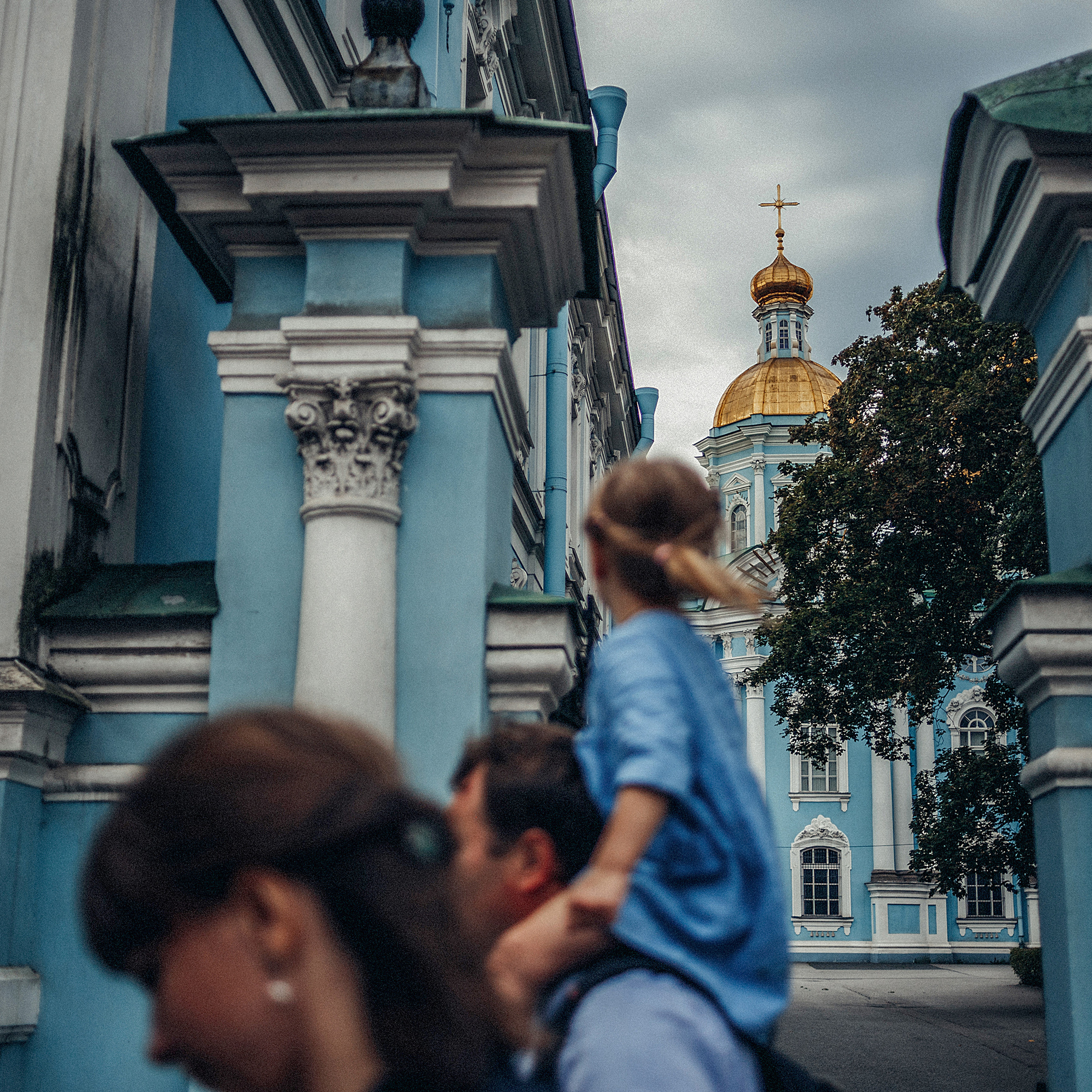 В центре города большого