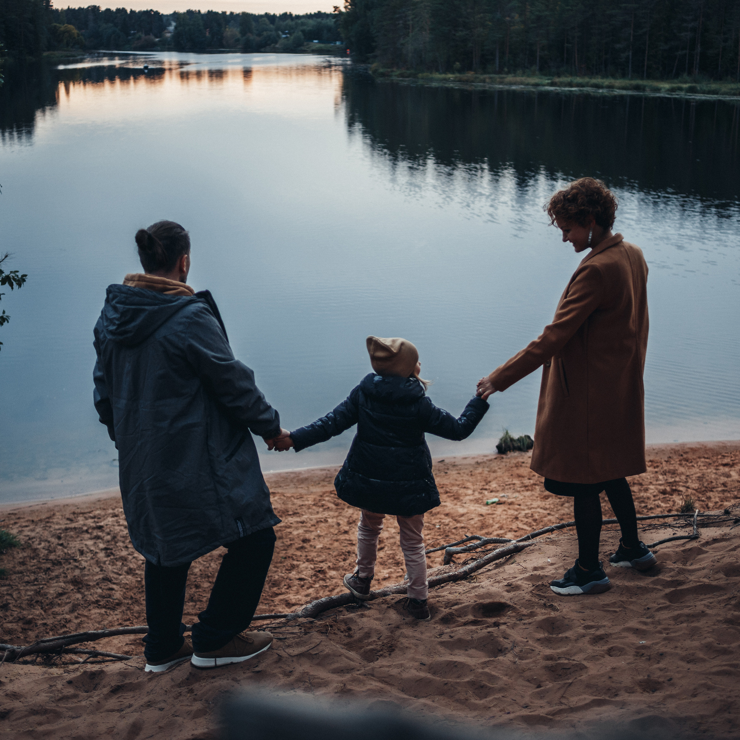 И слышатся шаги ходульных сосен