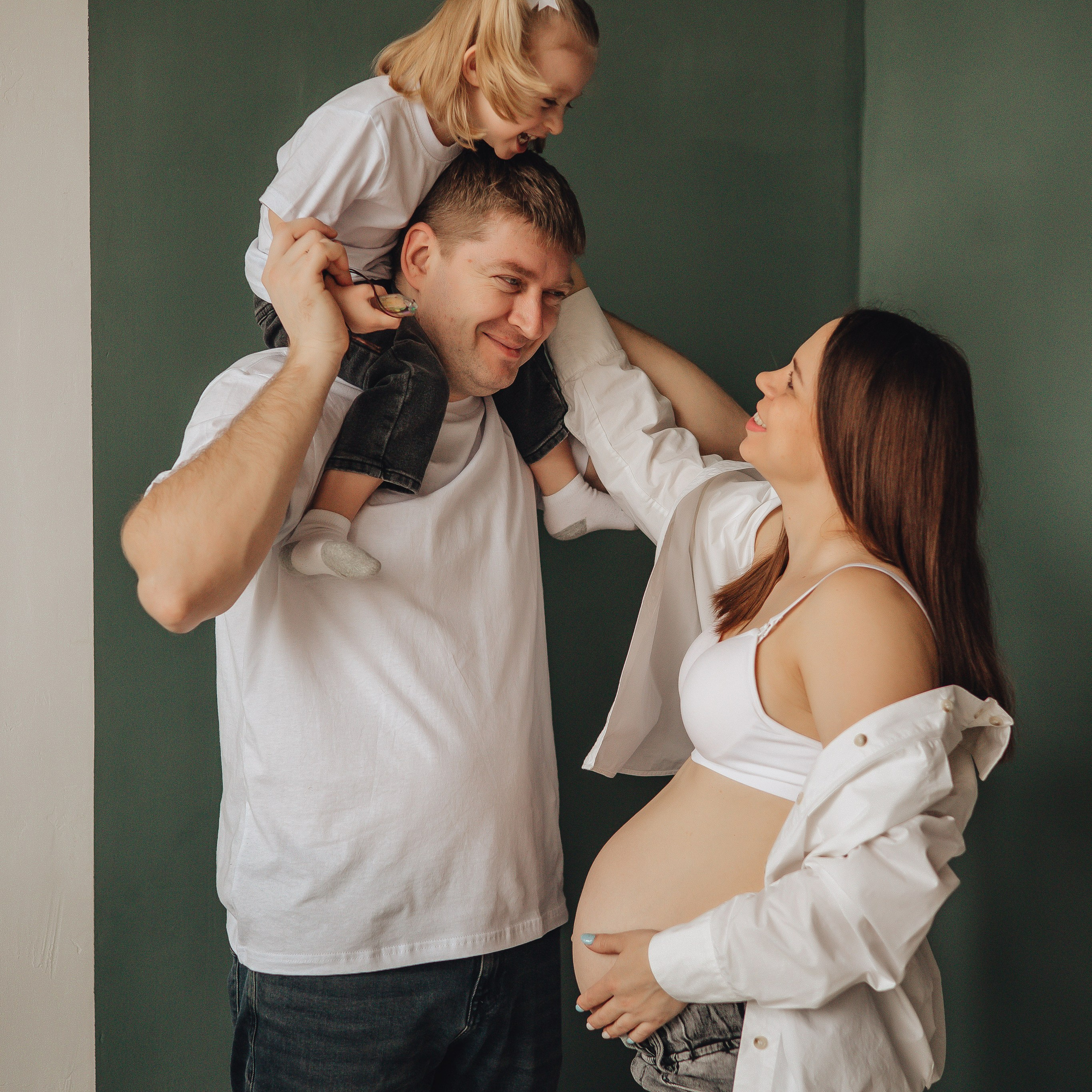 Вика ждет сестренку