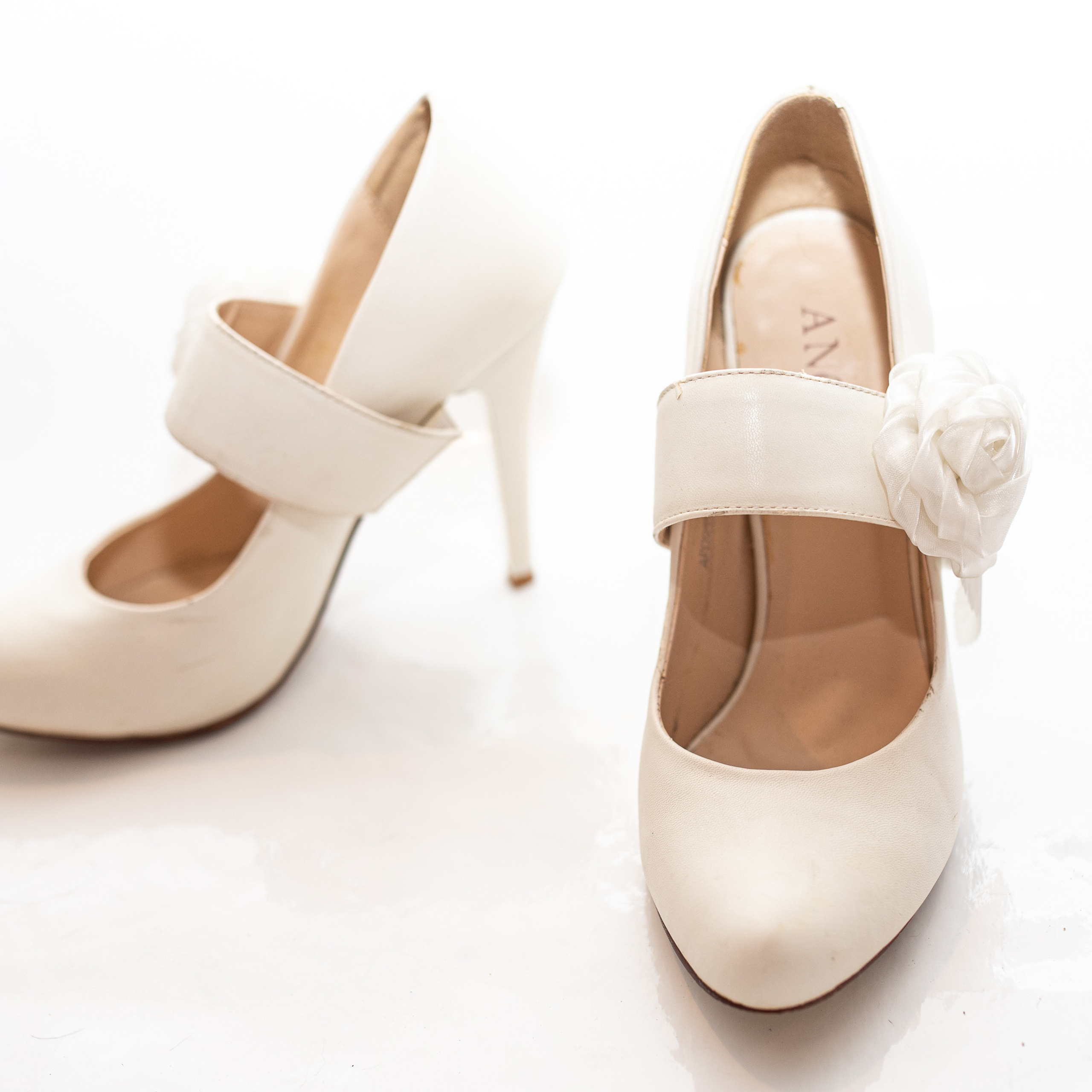 Белый, кожзам, рр 39, 200р