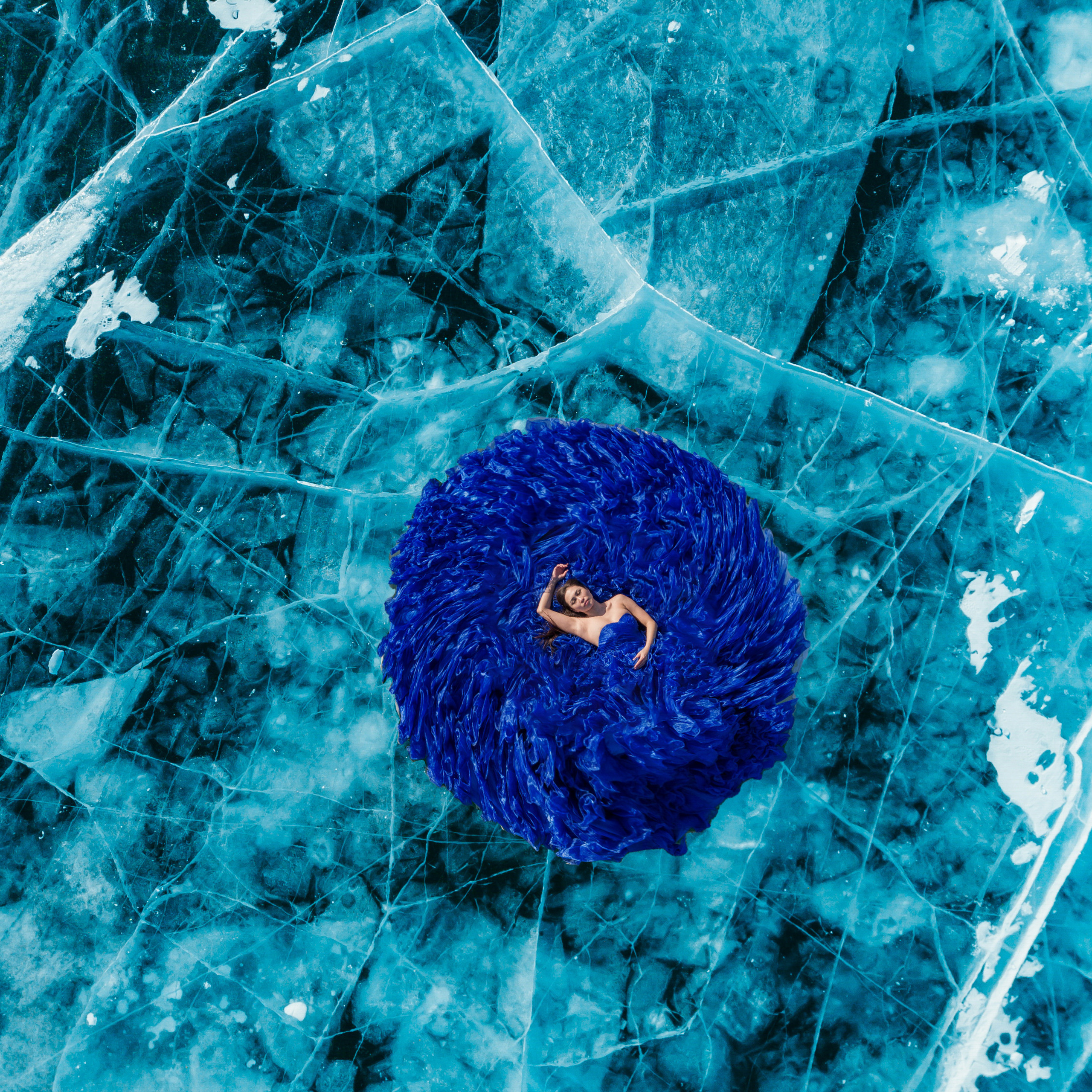 Циния. Шнуровка, шлейф. 44-50р. 2000р