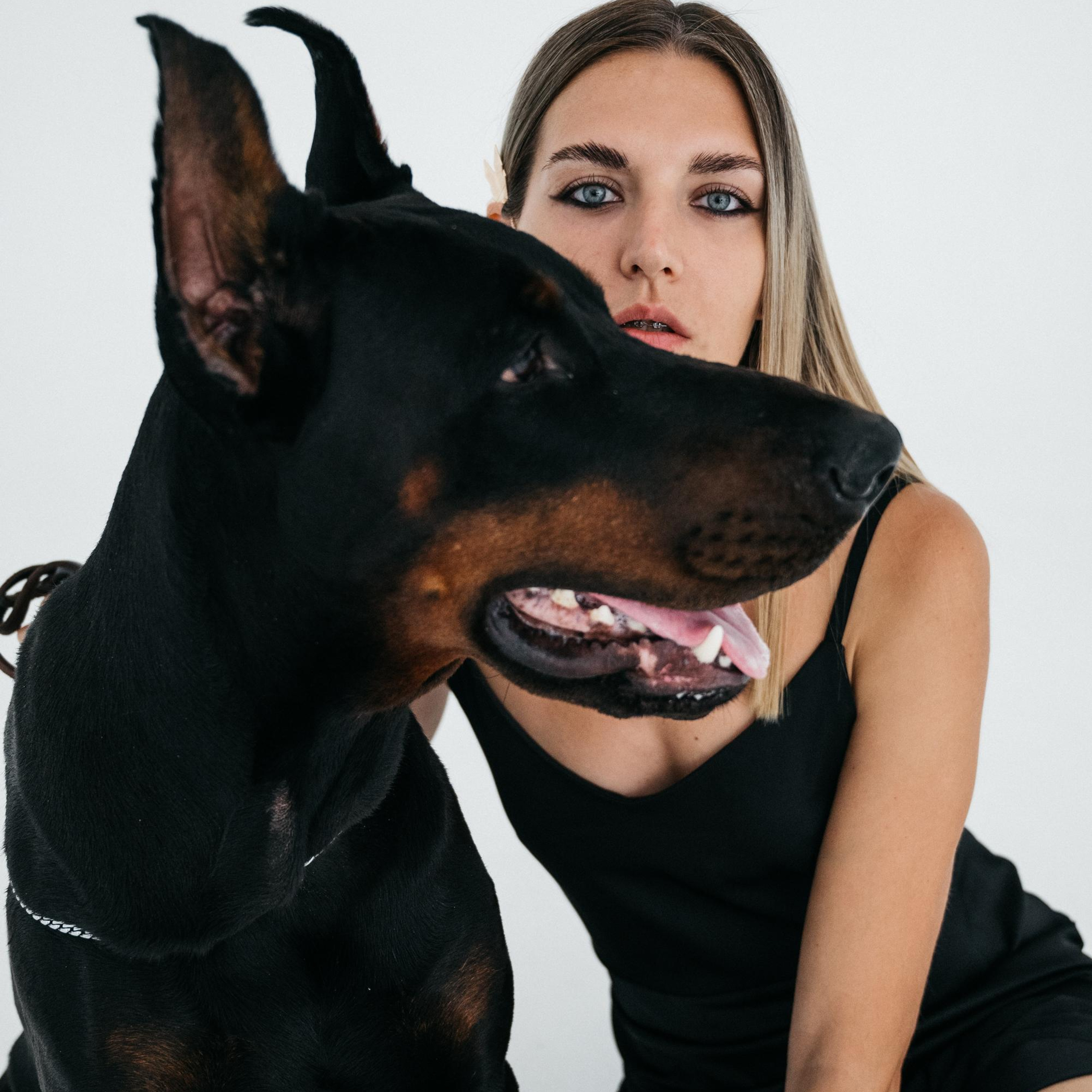 С доберманом