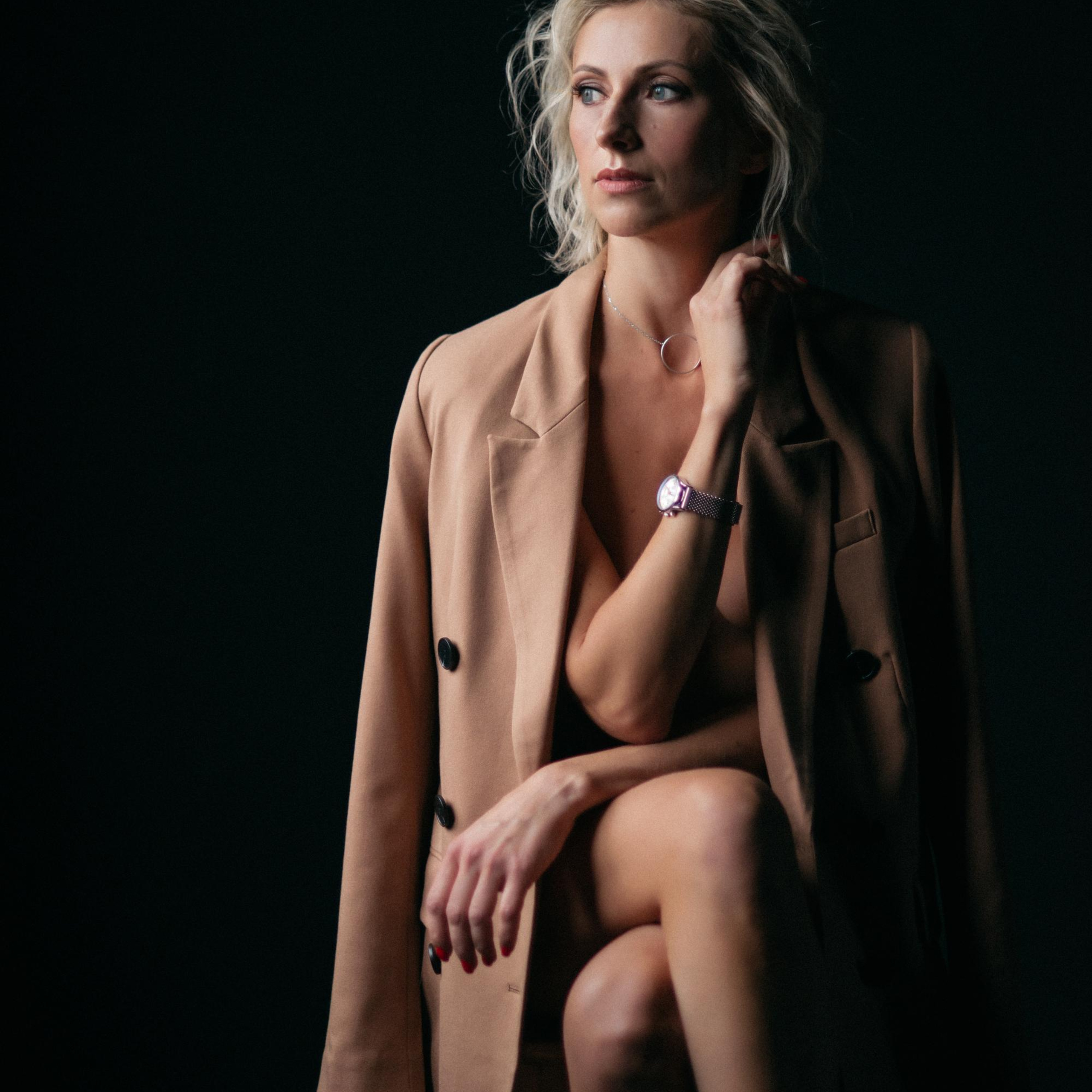 Ню в пиджаке