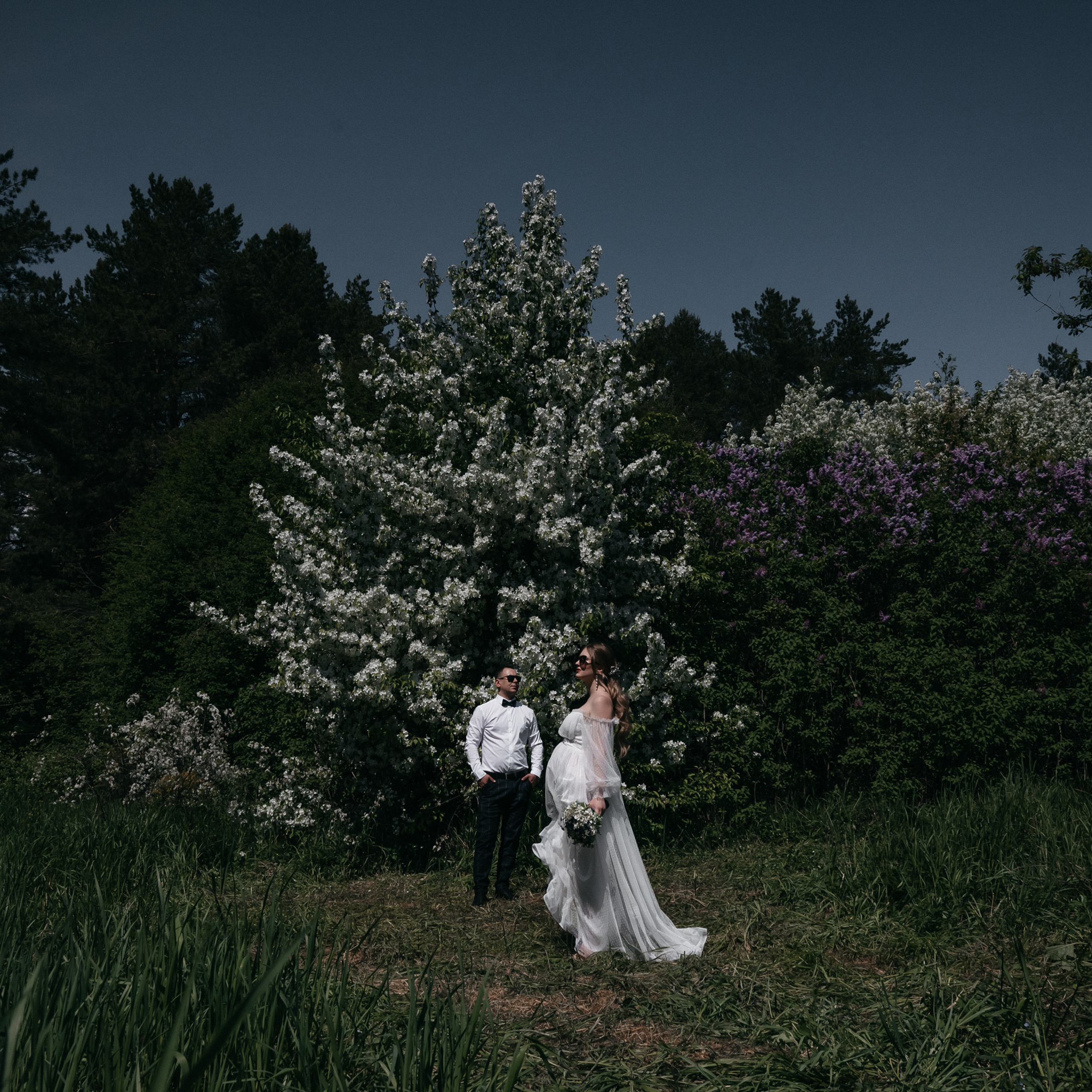 Свадебная прогулка в цветущих яблонях