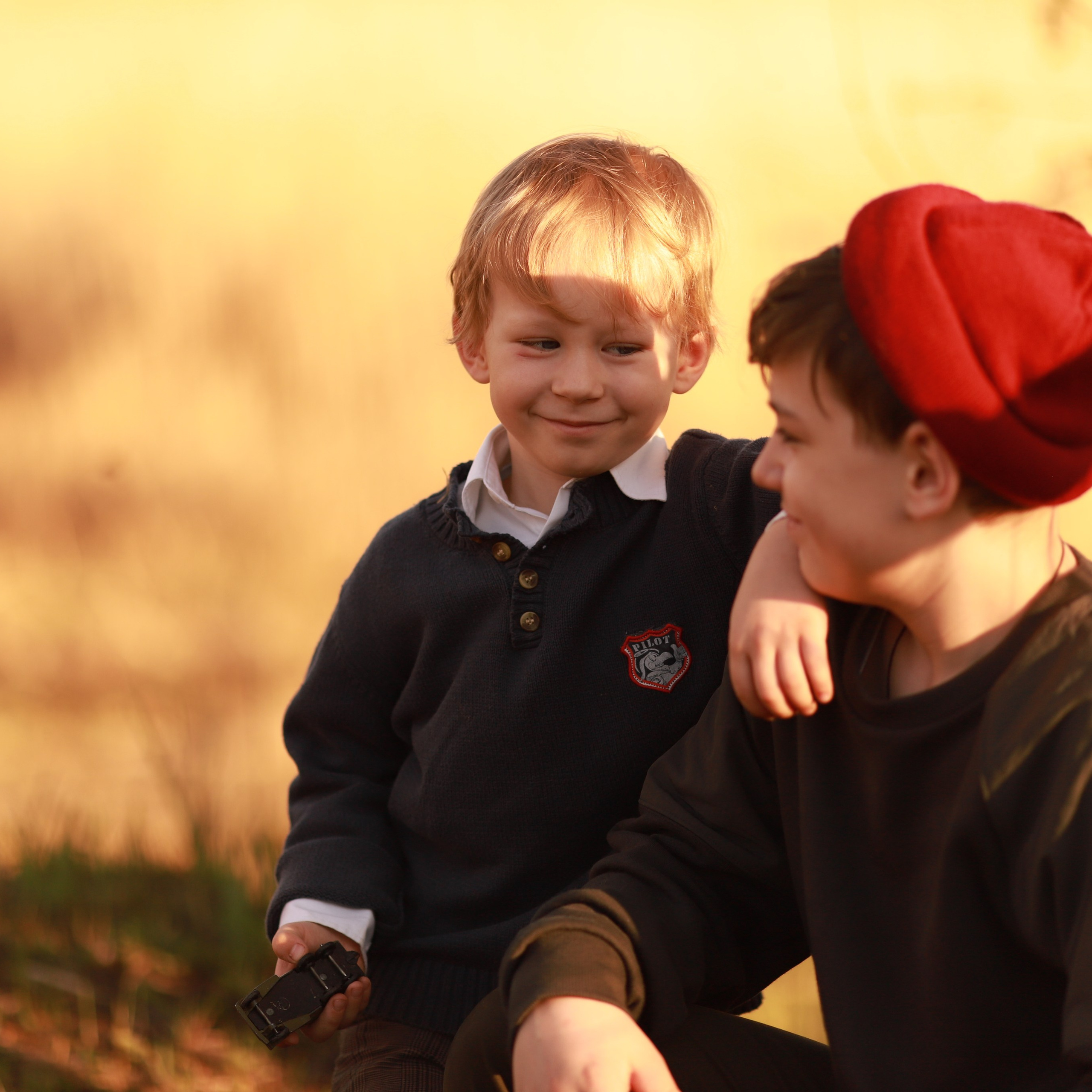Мальчишки ранней весной у белого моря
