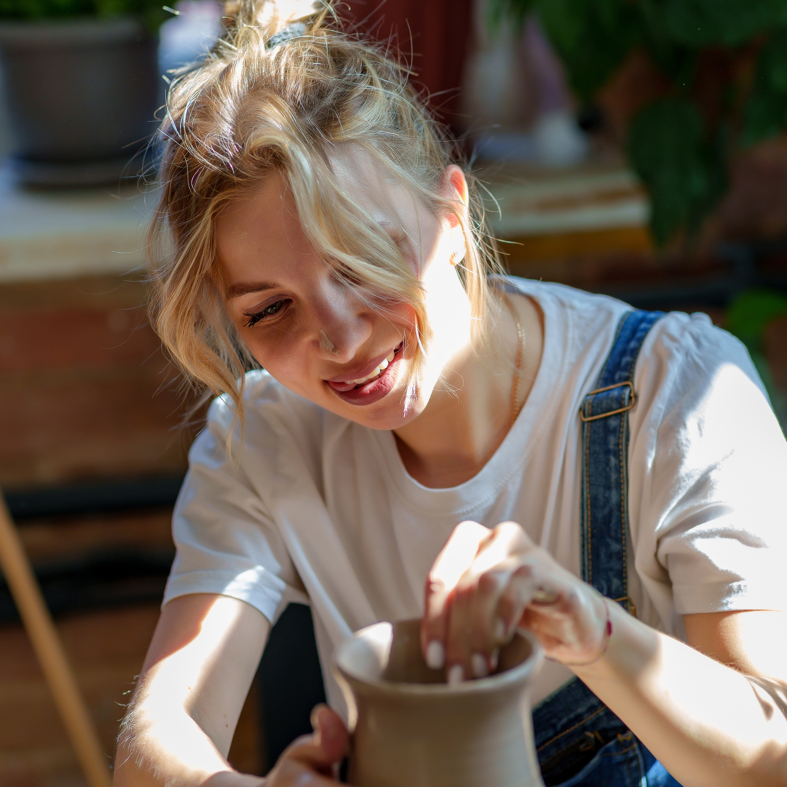 Подруги в гончарной мастерской