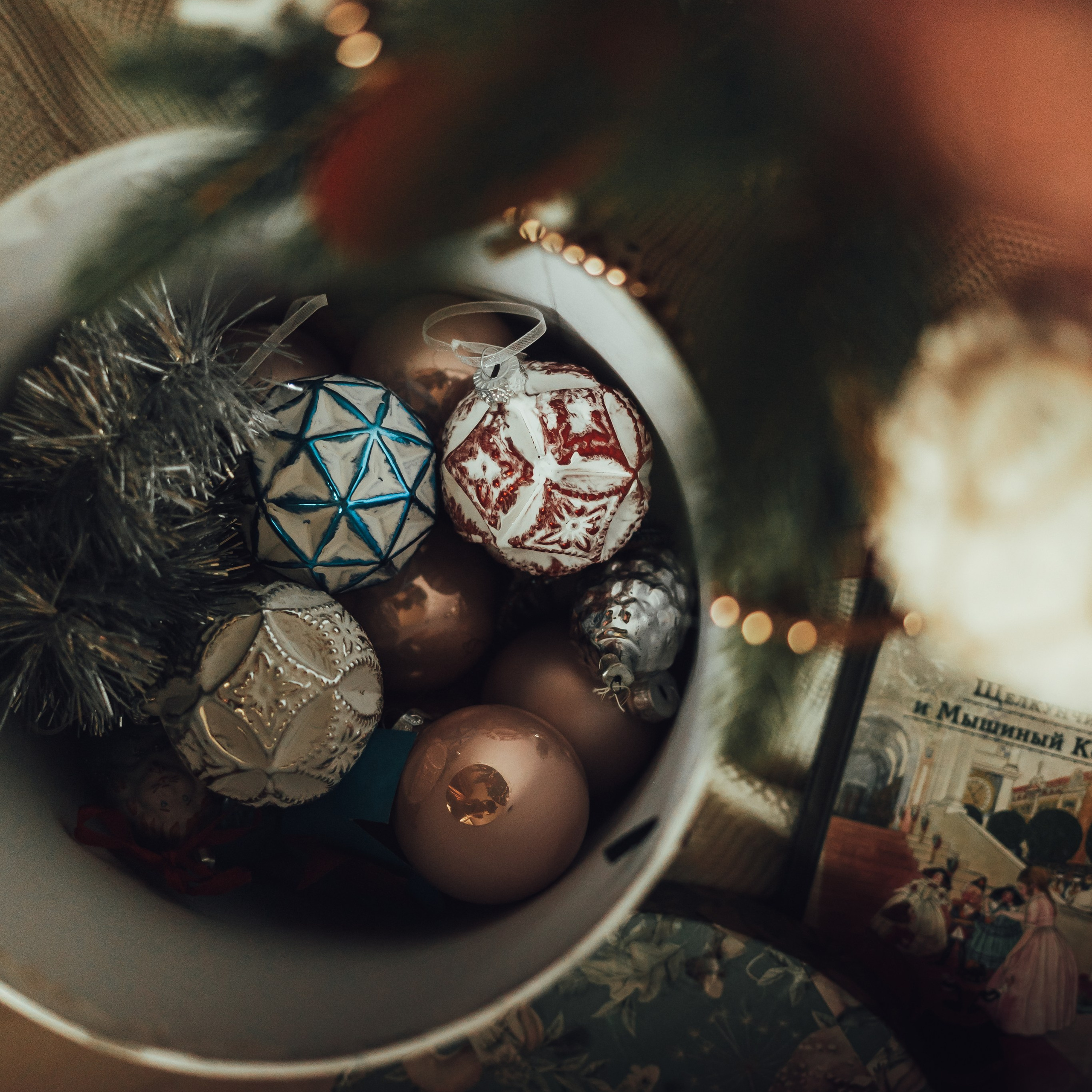 Рождество Новый год праздники России поздравления с праздником зимние открытки Материнство мама и малыш нью борн Новый год открытки зимняя фотосессия новогодняя фотосессия елочные игрушки Рождество сочельник с наступающим