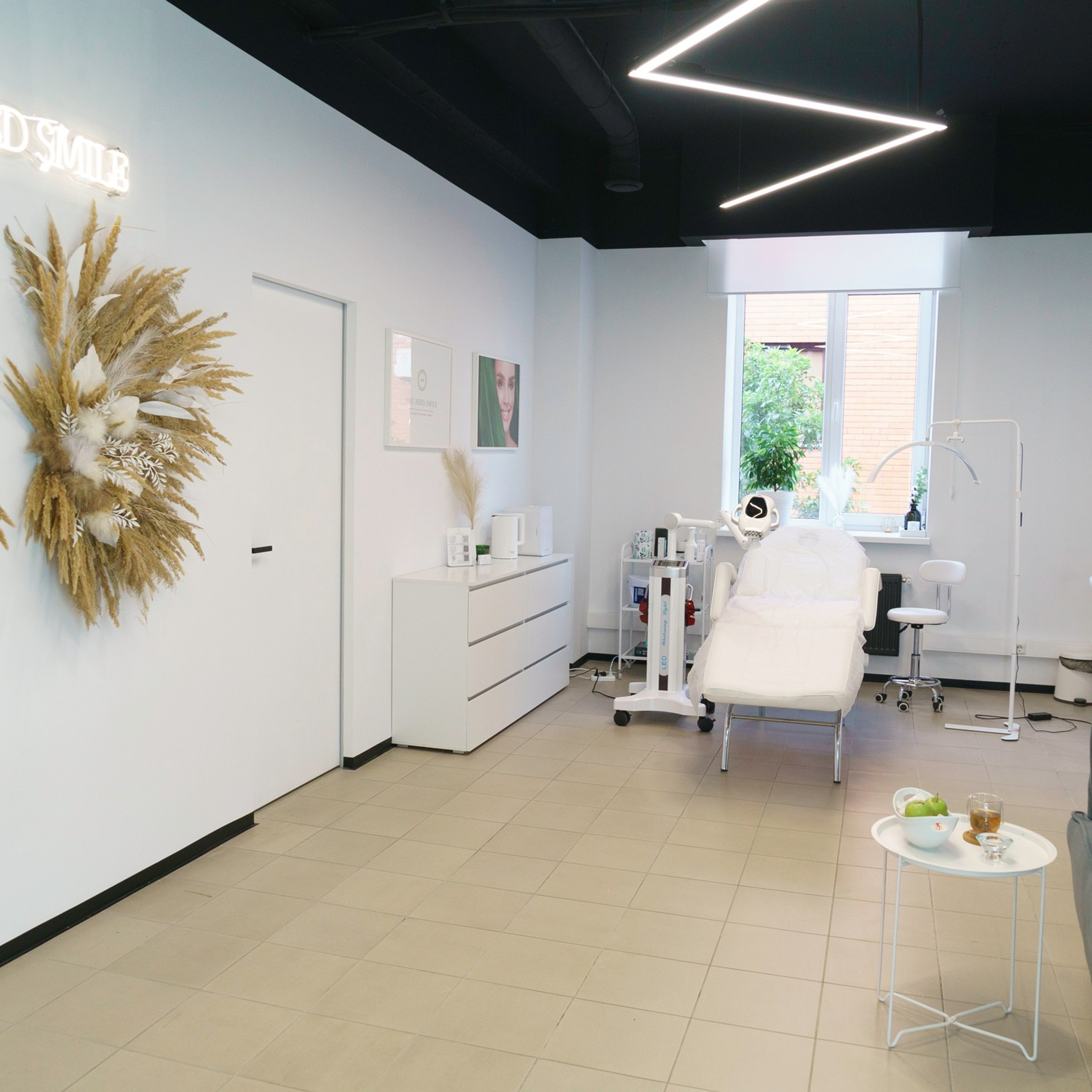 Интерьерная фотосъемка клиники отбеливания зубов — You need smile