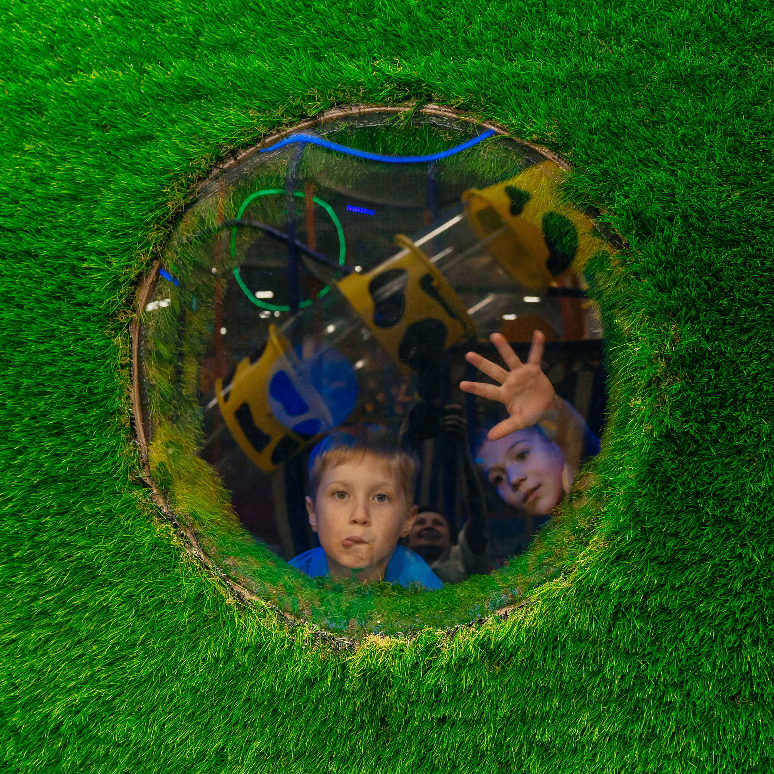 Антону и Яне 5 лет