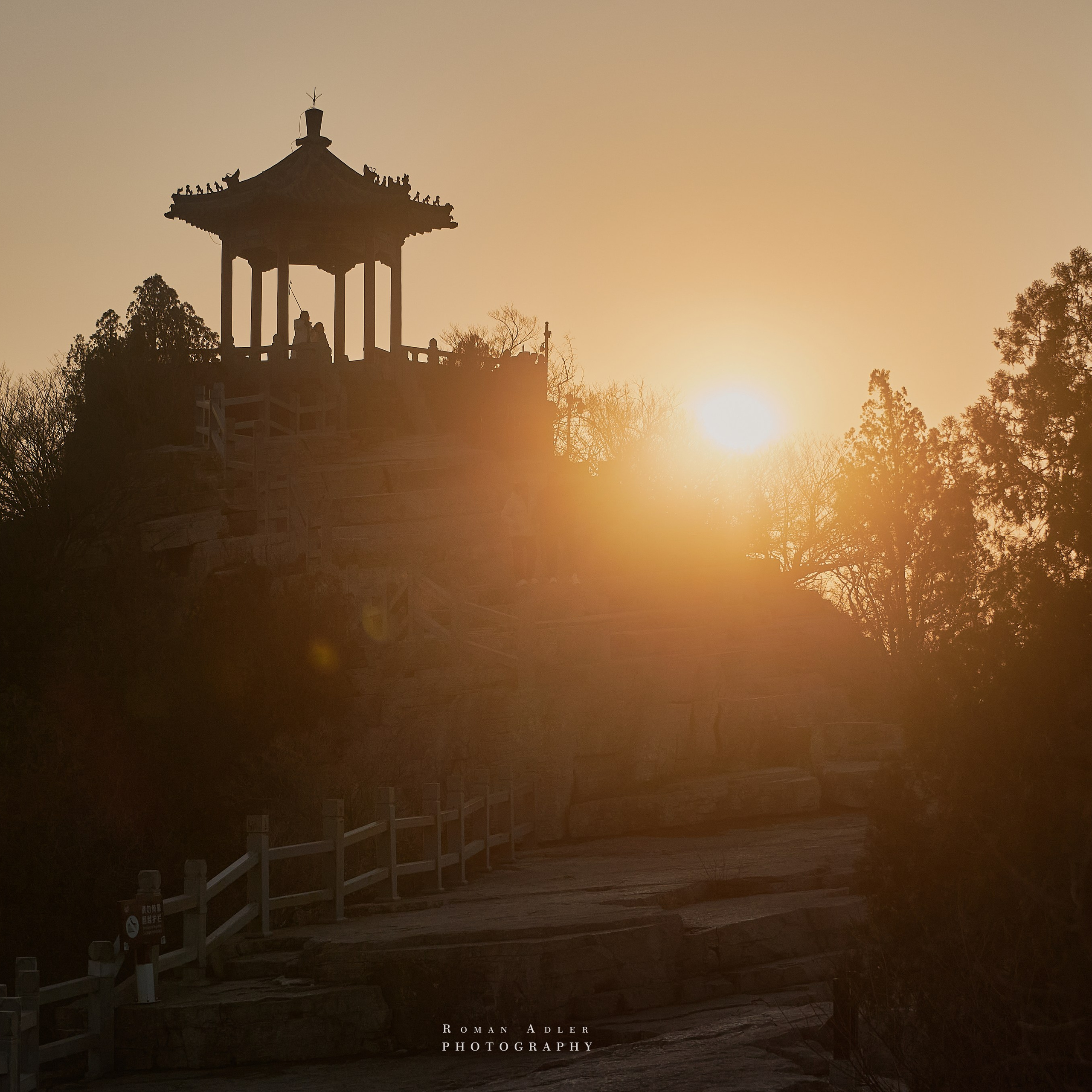 Рассвет на храмовой горе Юнмень. Цинчжоу