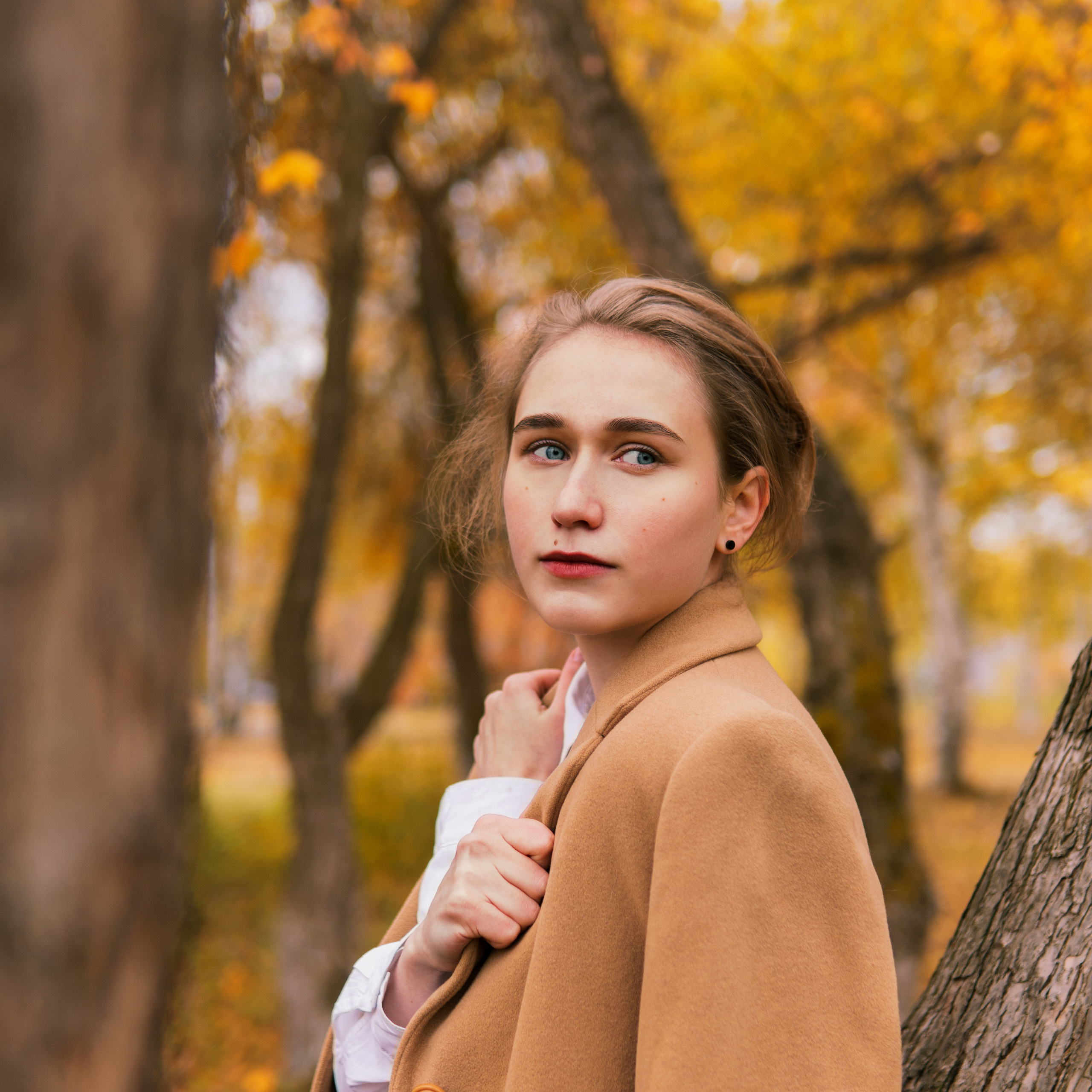 Полина в осеннем парке