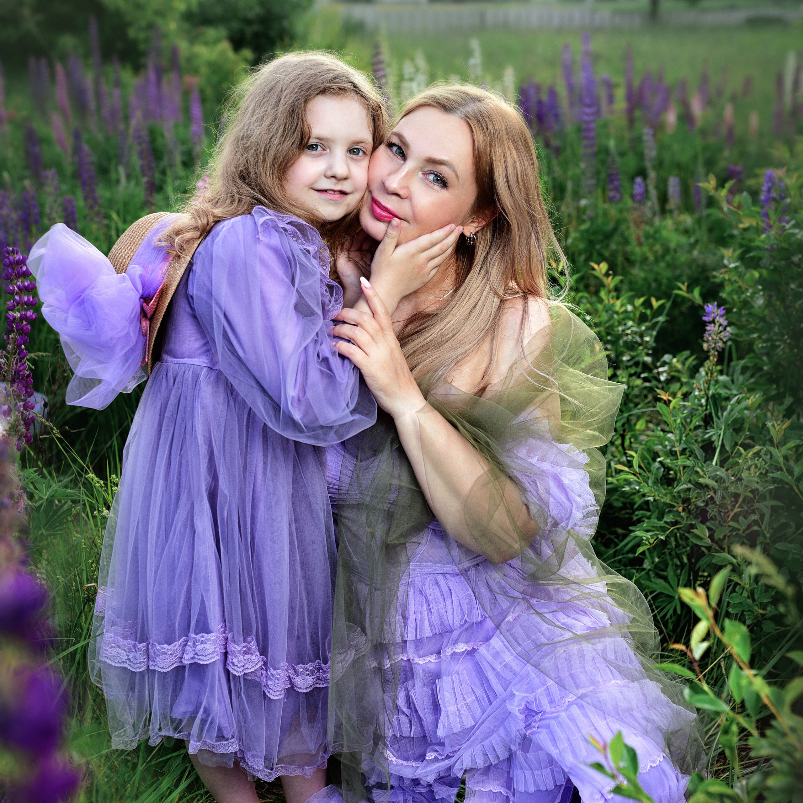 Марина с Алисой в люпинах. 2025.