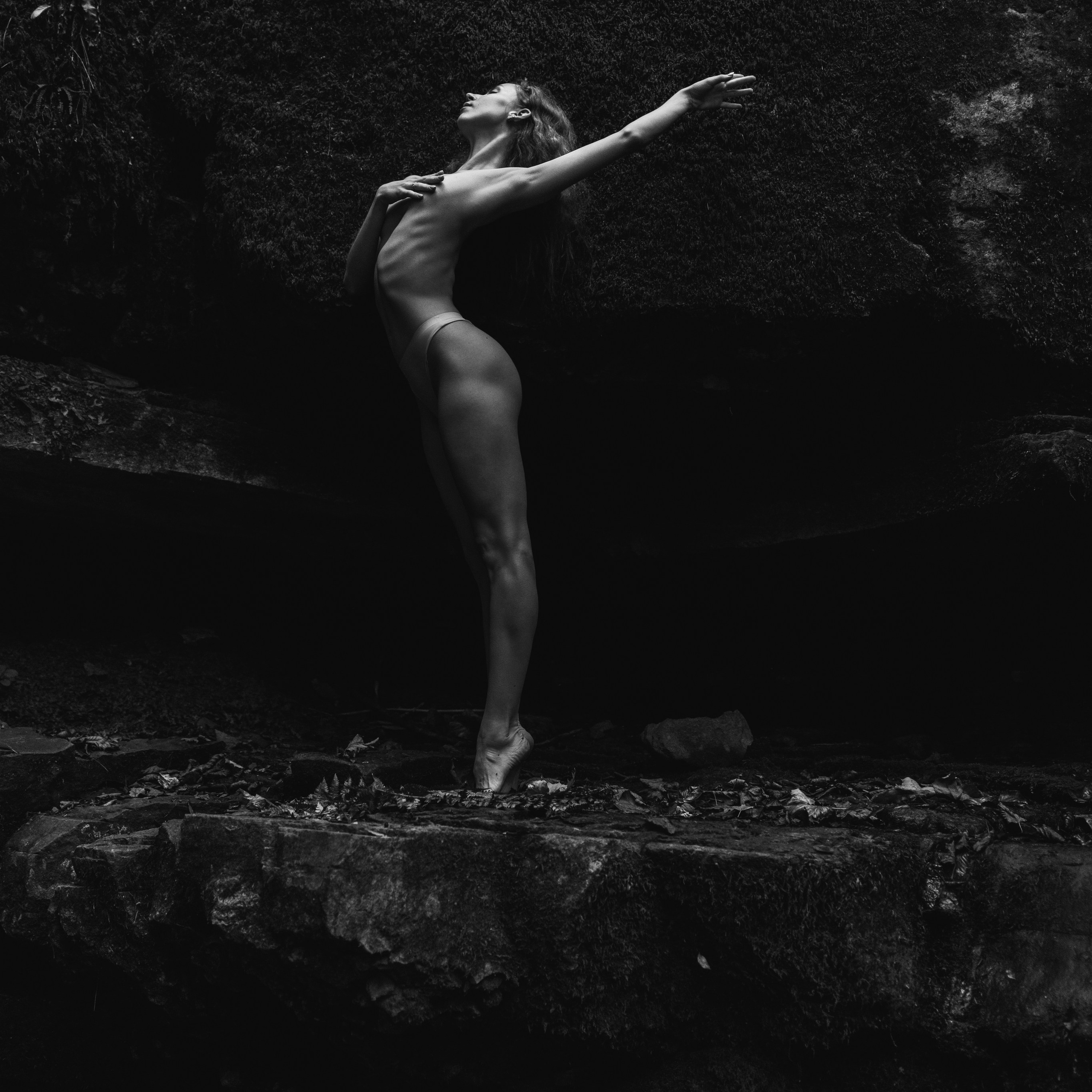 Балерина на водопаде 18+