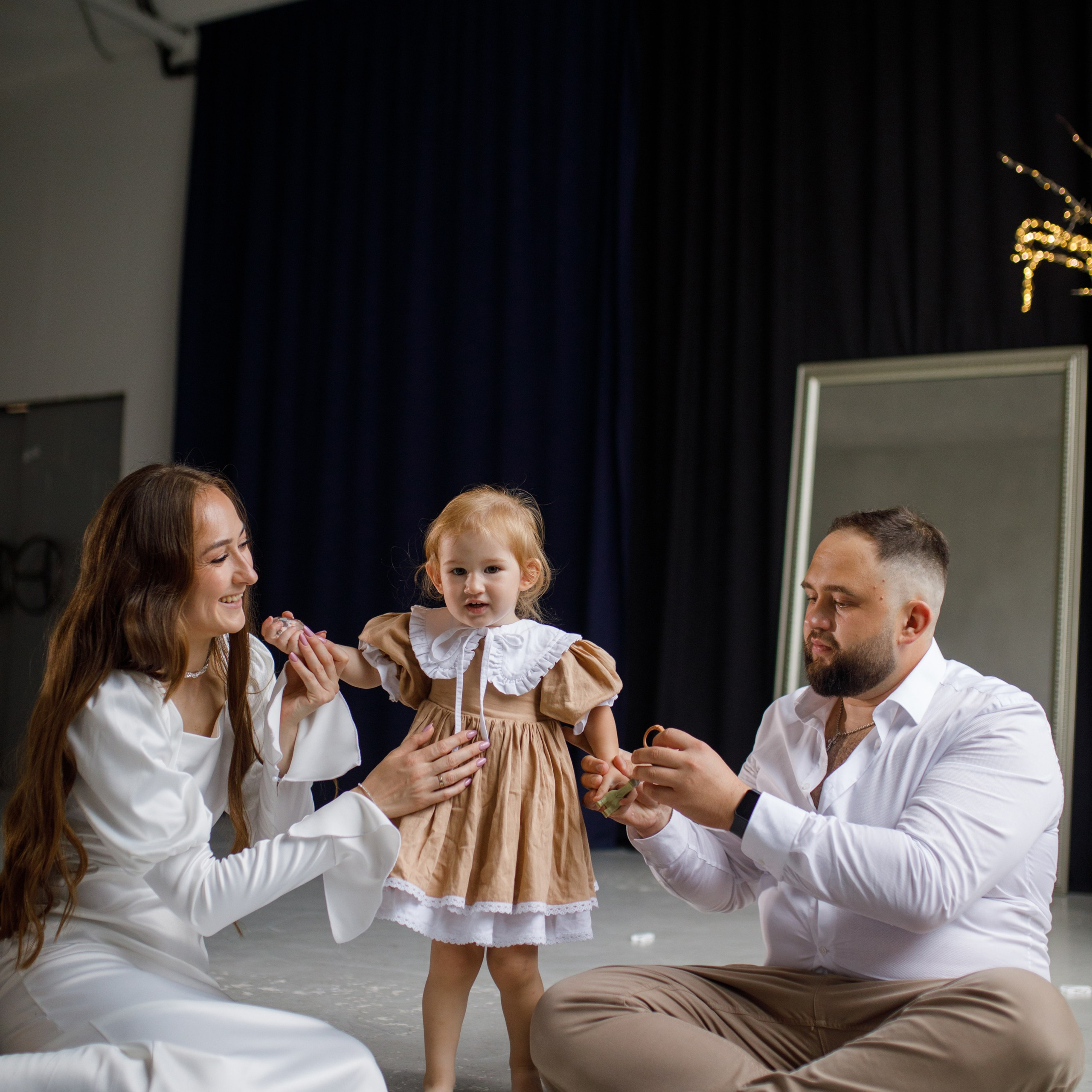 Семейная фотосессия в студии 2 года Валерии