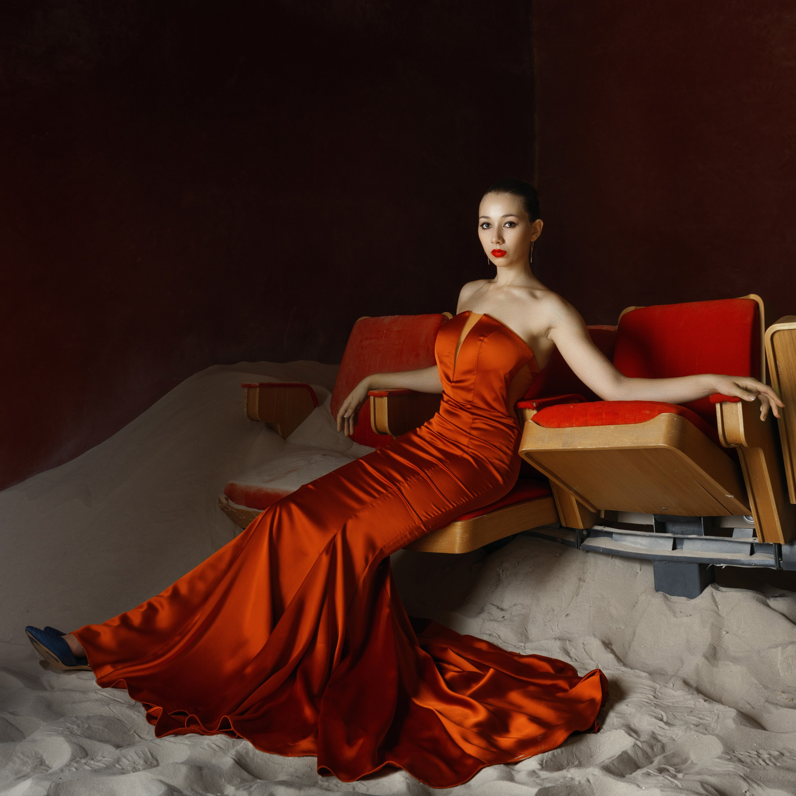 Портрет девушки в красном платье