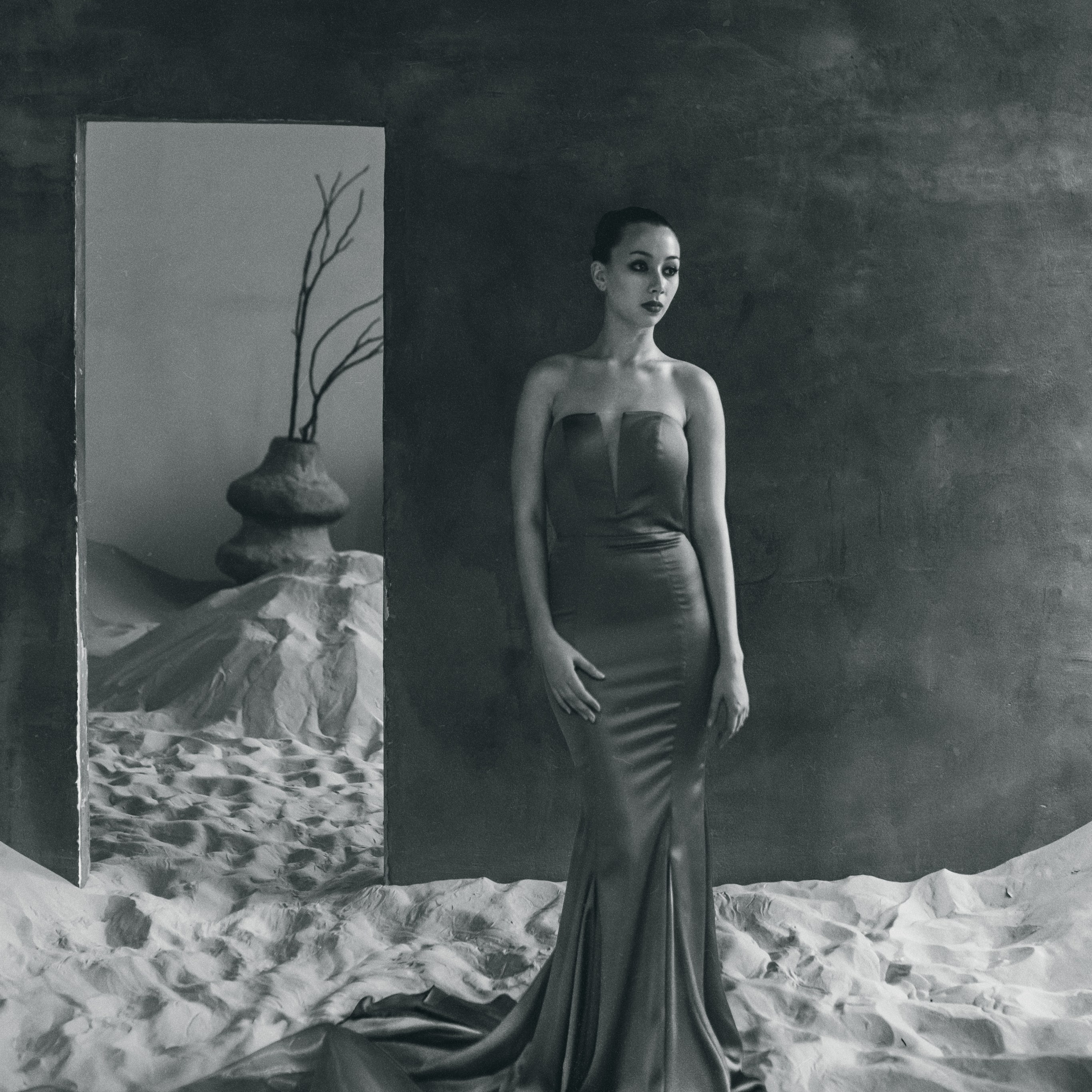 Девушка на песке в красивом платье