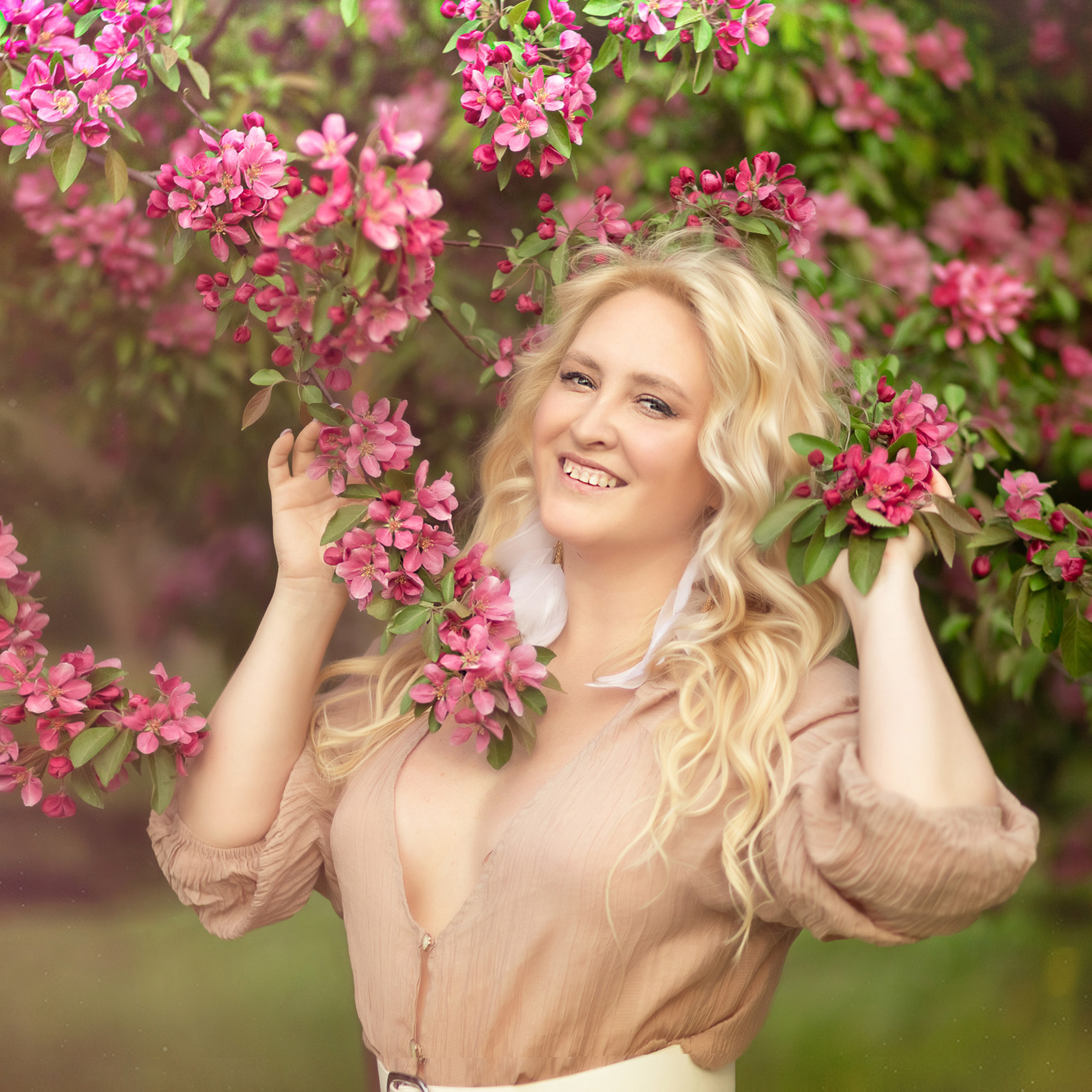 В розовых яблонях