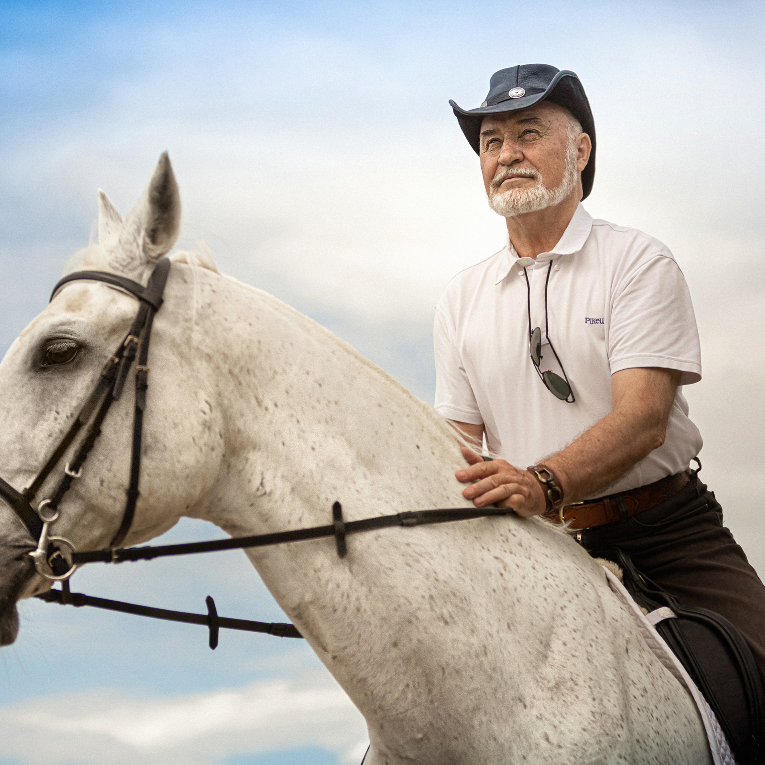 Мужской портрет верхом