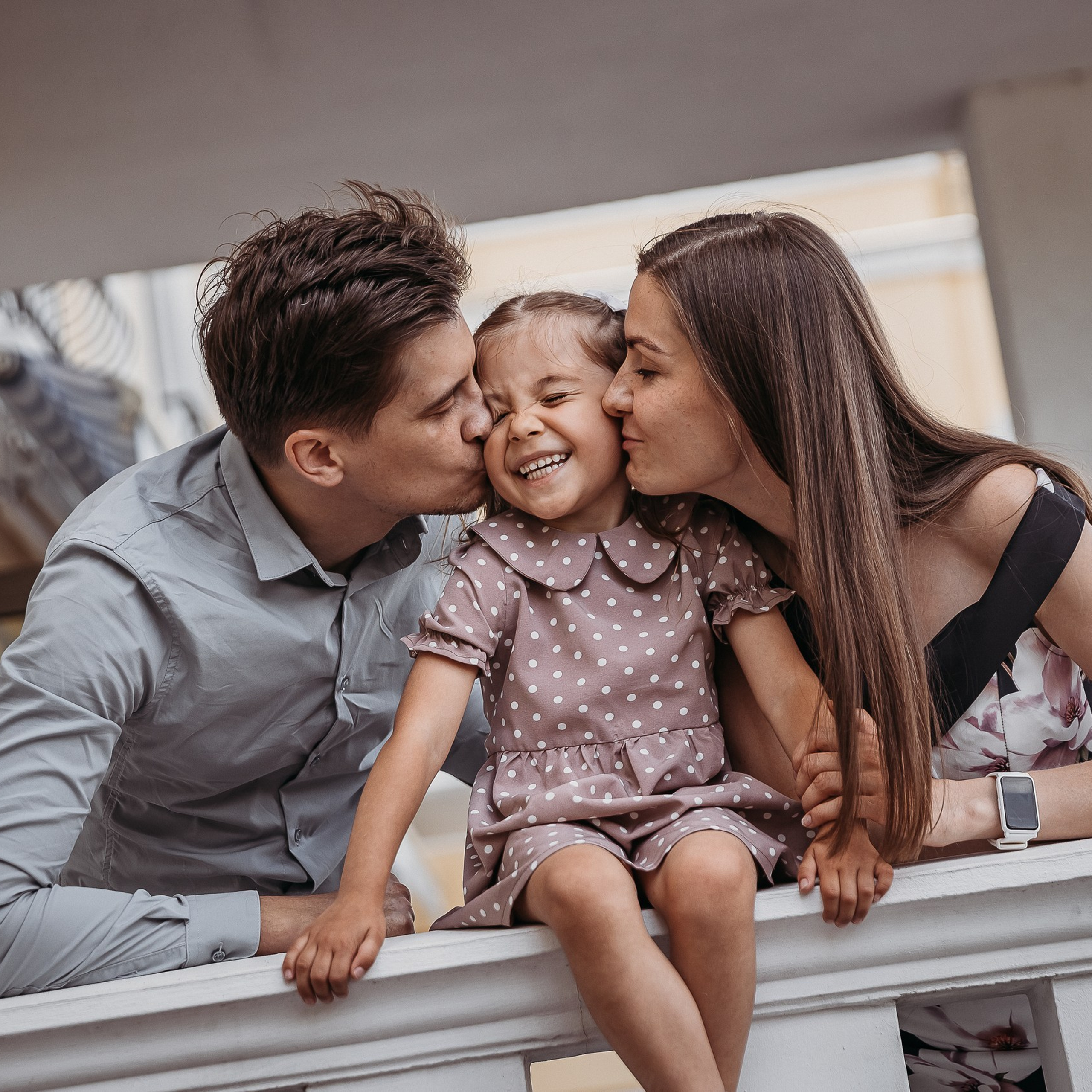 Алиса мама и папа на прогулке