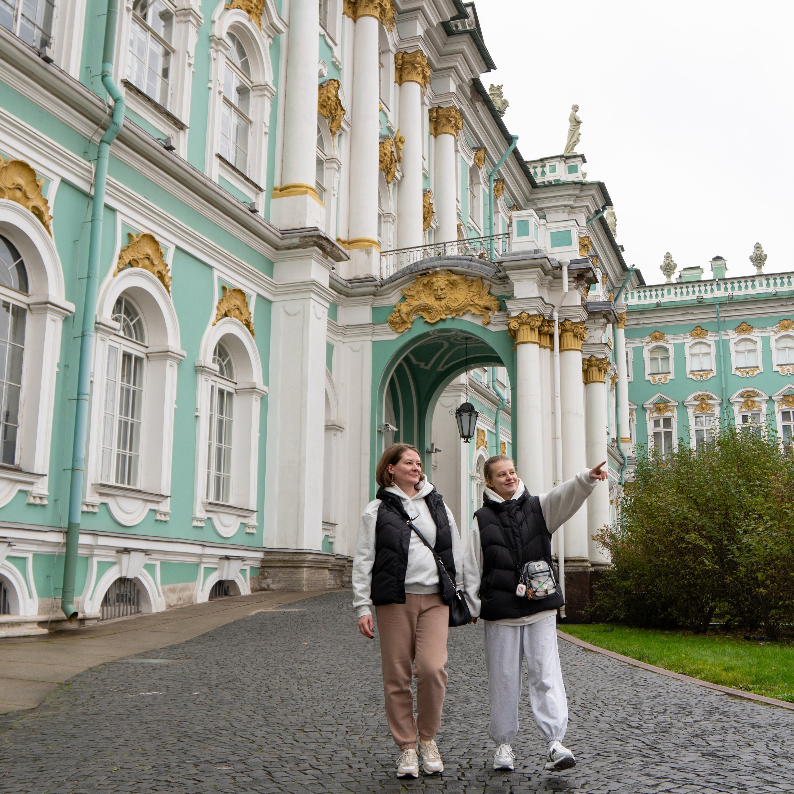 Прогулка Мама и дочь