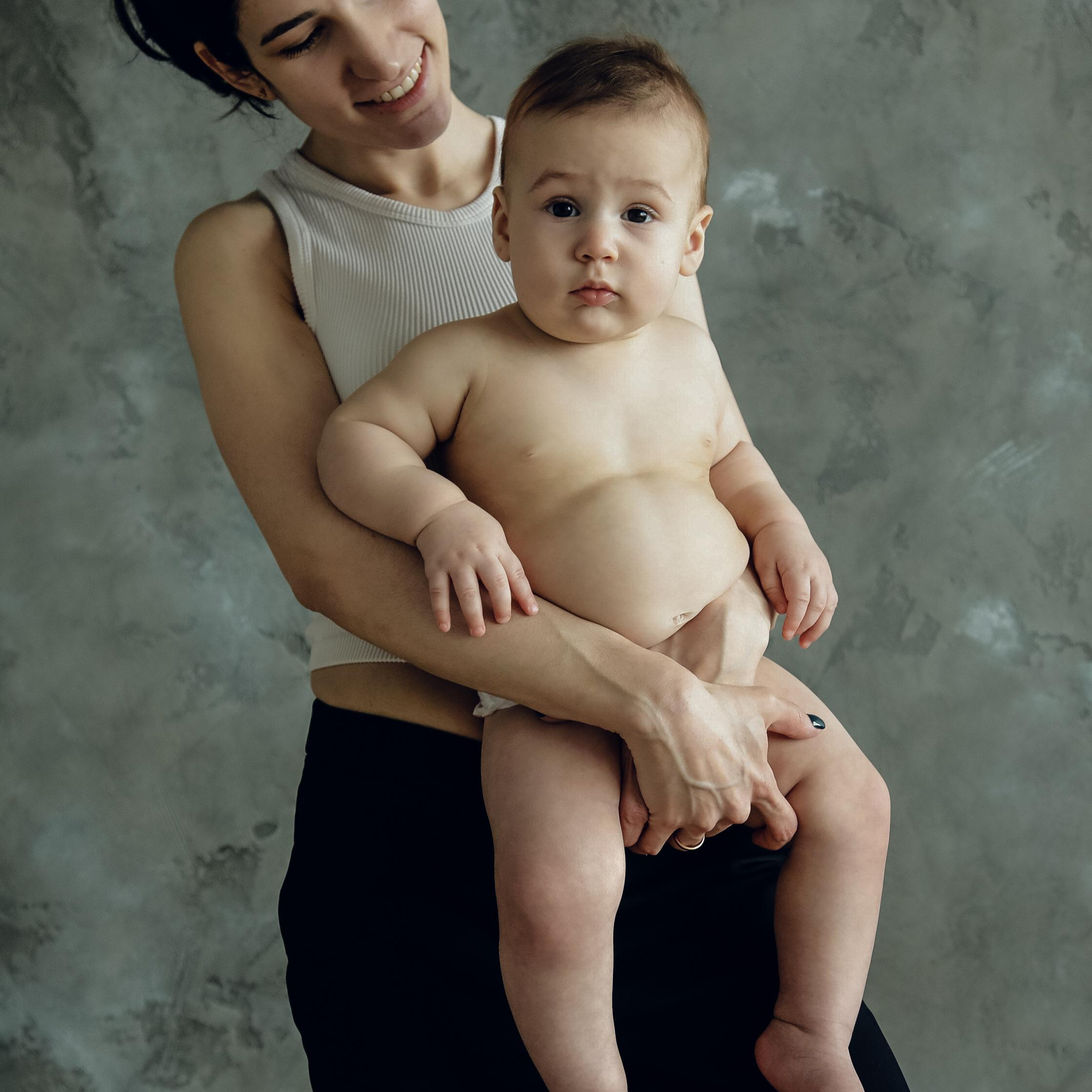 Материнство , мама и малыш, портретная съека, фотосессия в студии