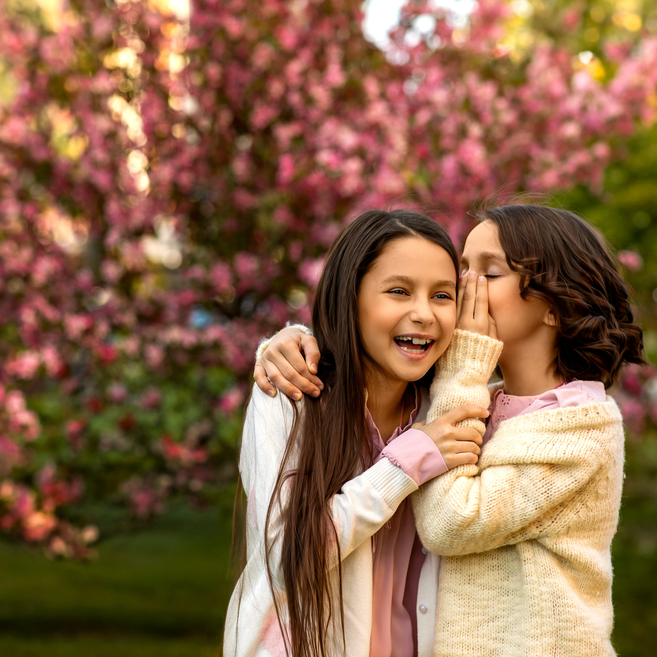 Детская съемка в Мытищах, дети с цветущем саду