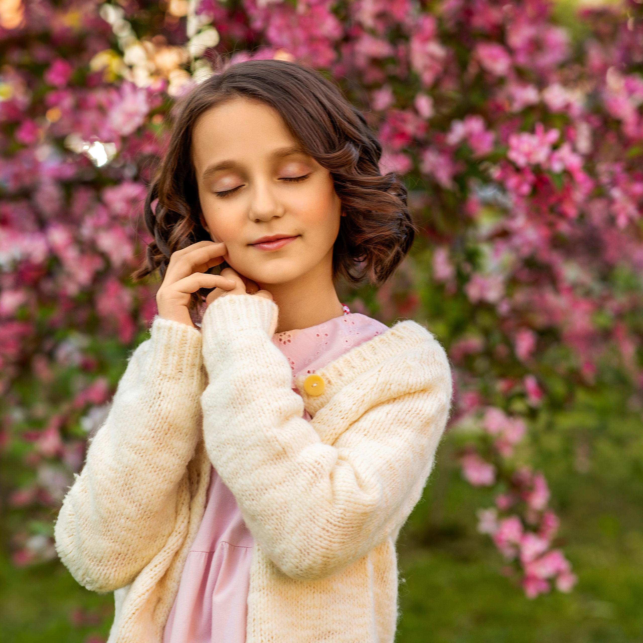 Детская съемка в Мытищах, фотосъемка девочки с цветущем саду