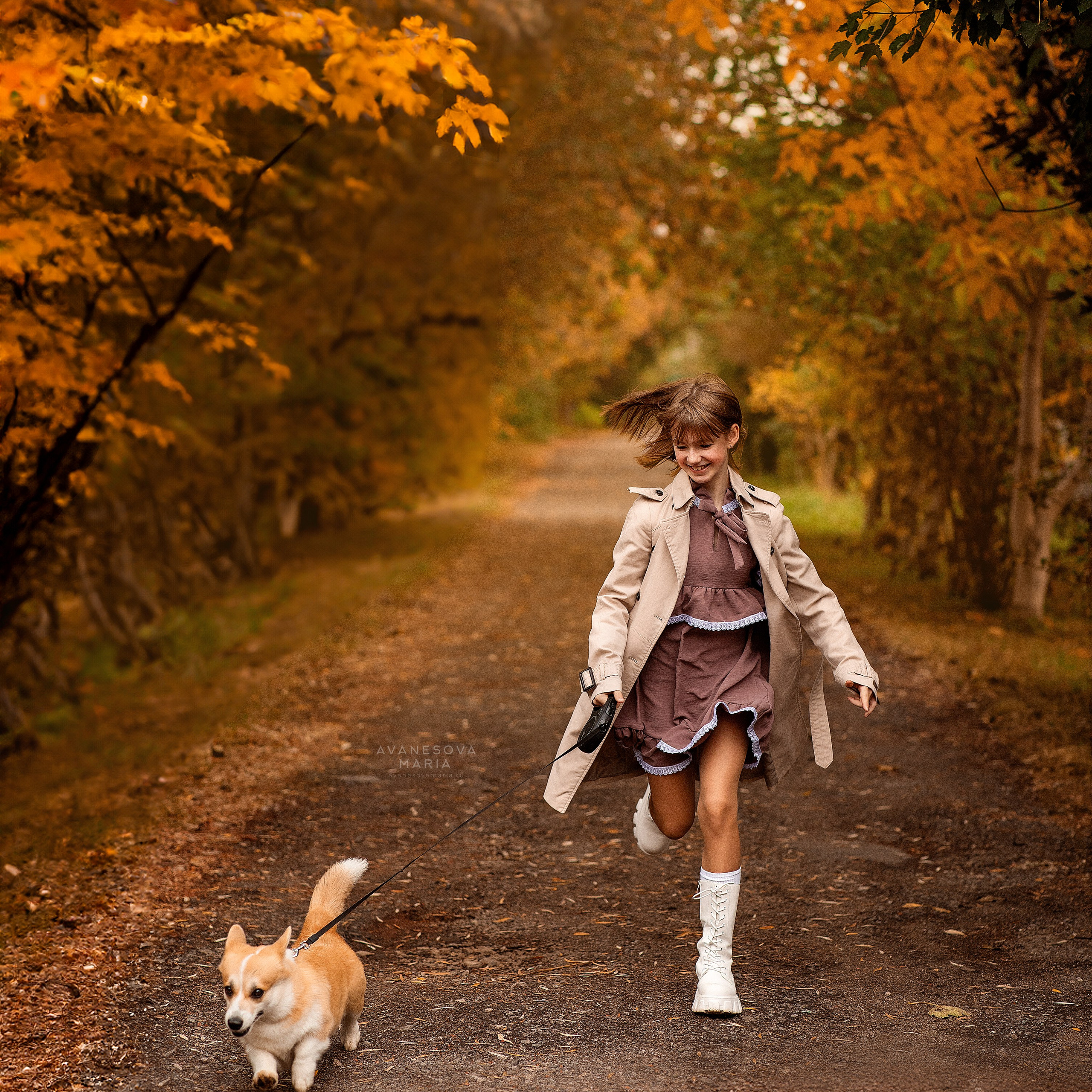 Фотосъемка на природе, девочка и собака в осеннем лесу
