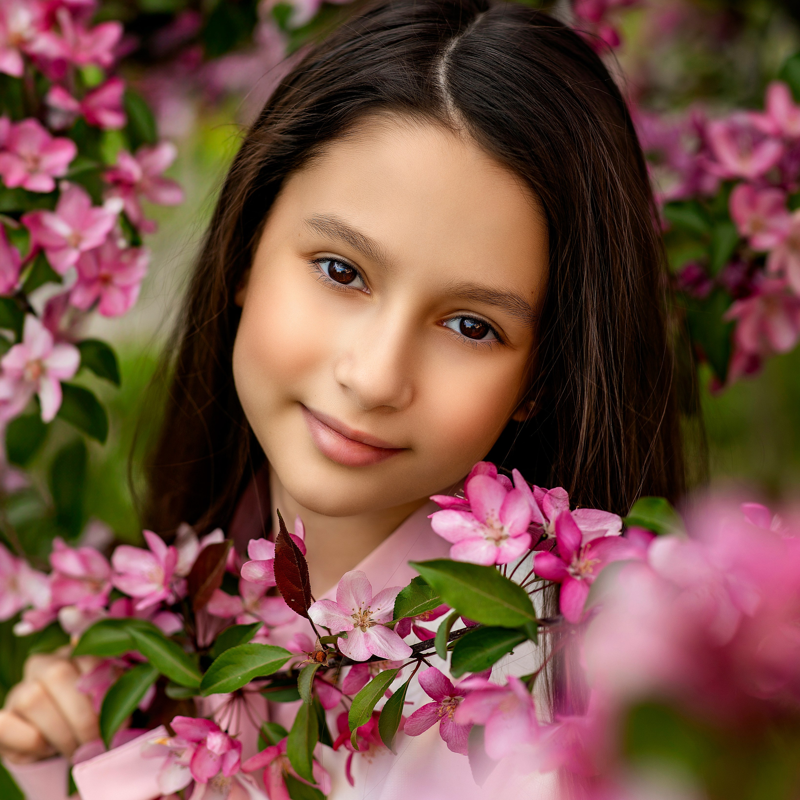 Детская съемка в Мытищах, девочка с цветущем саду