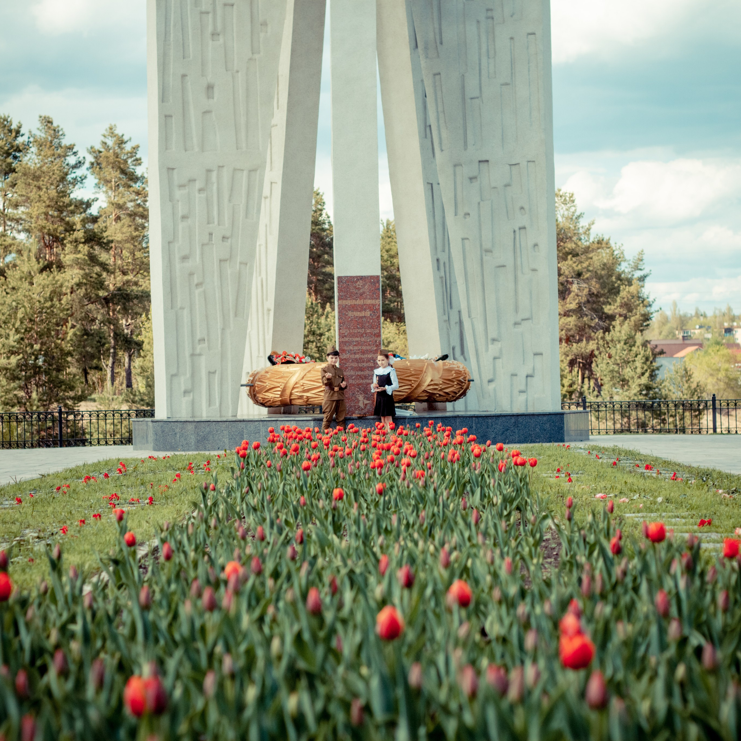 Далекий май