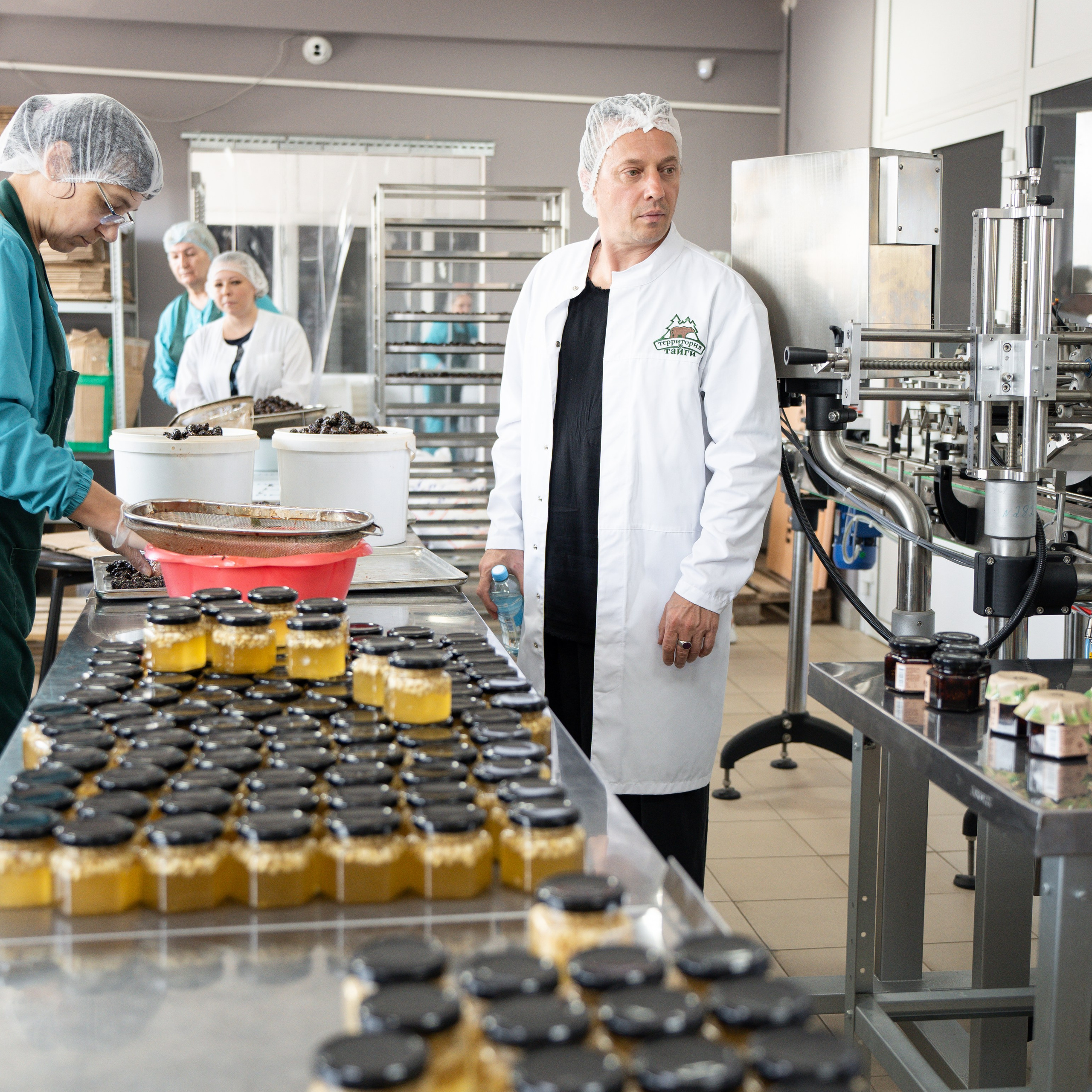 Фотограф на экскурсии на производство