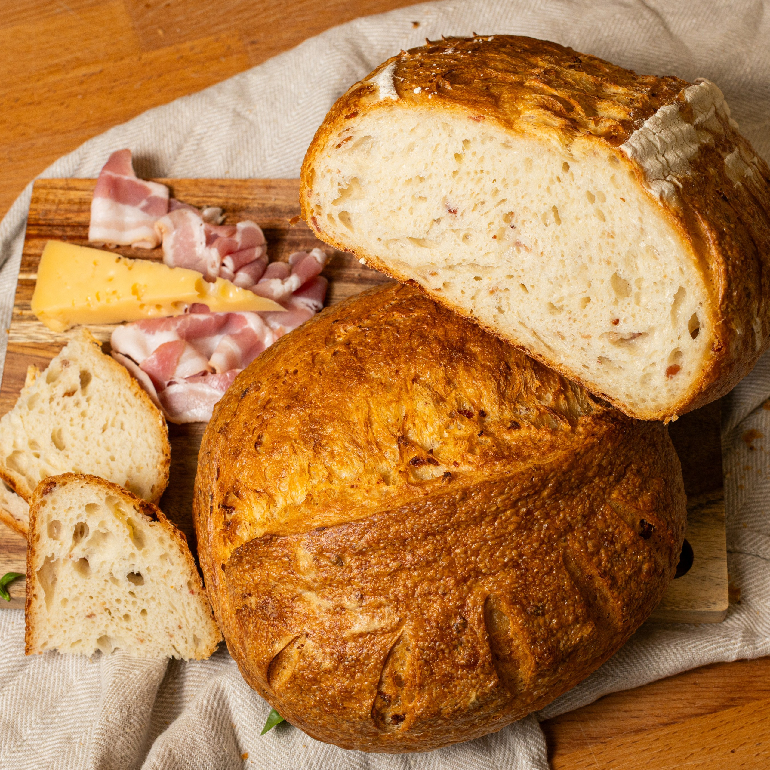 ХЛЕБ С БЕКОНОМ И СЫРОМ, 400 руб