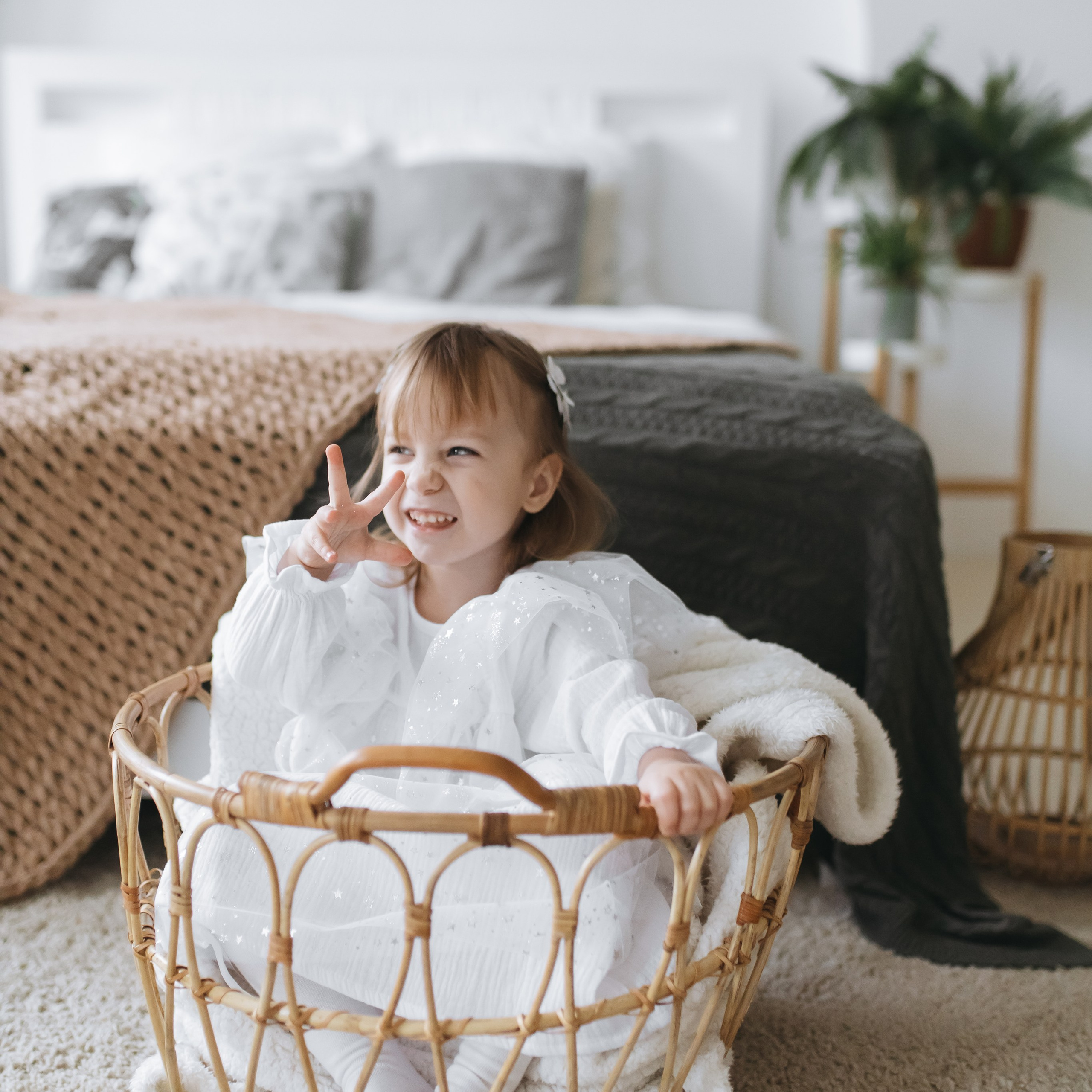 Маша, сколько тебе уже? Вот столько (3 года, показывая на пальцах))