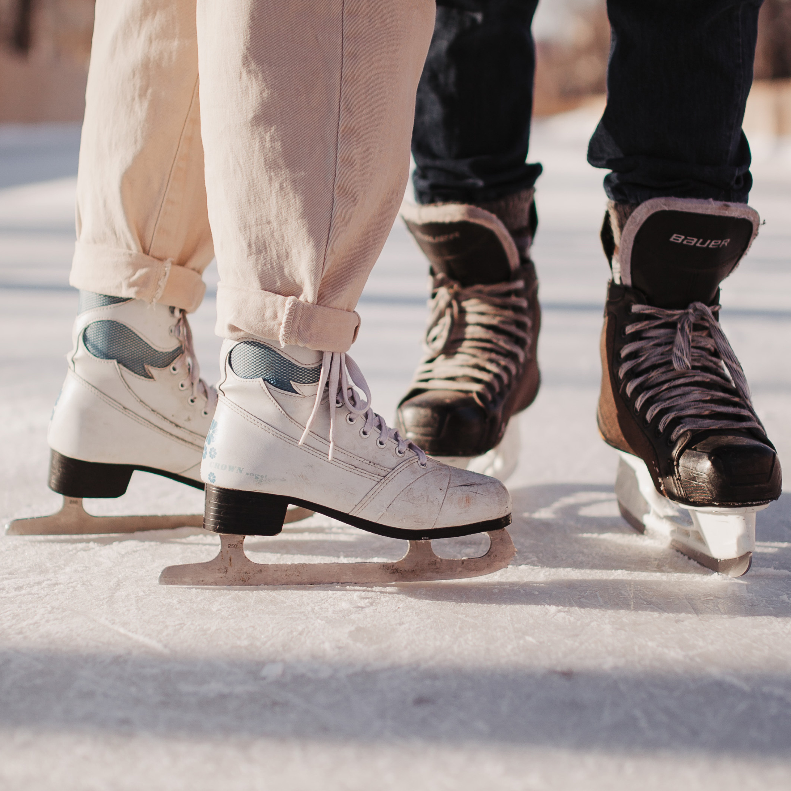 На коньках