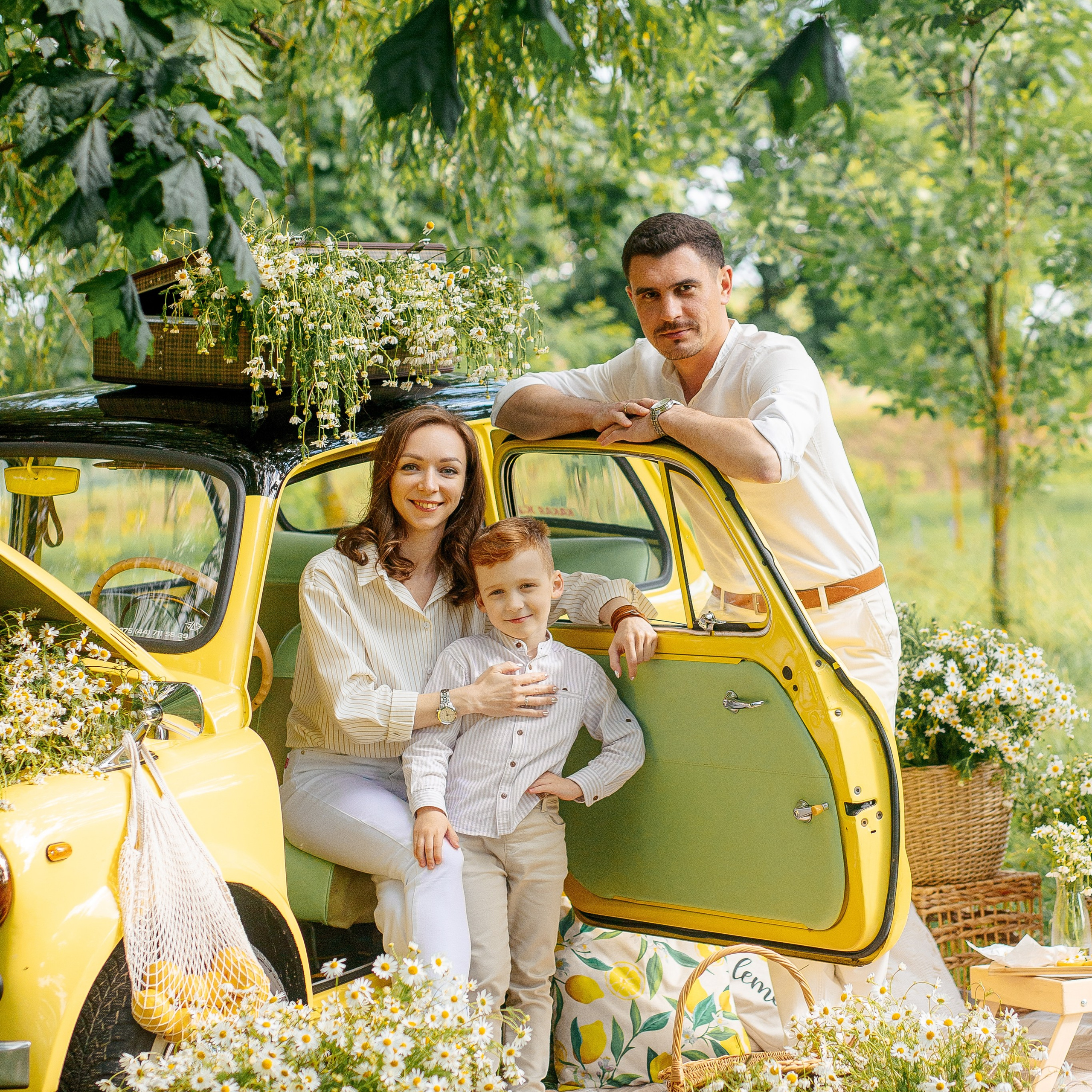 Семейная фотосессия с ретро машинкой и ромашками