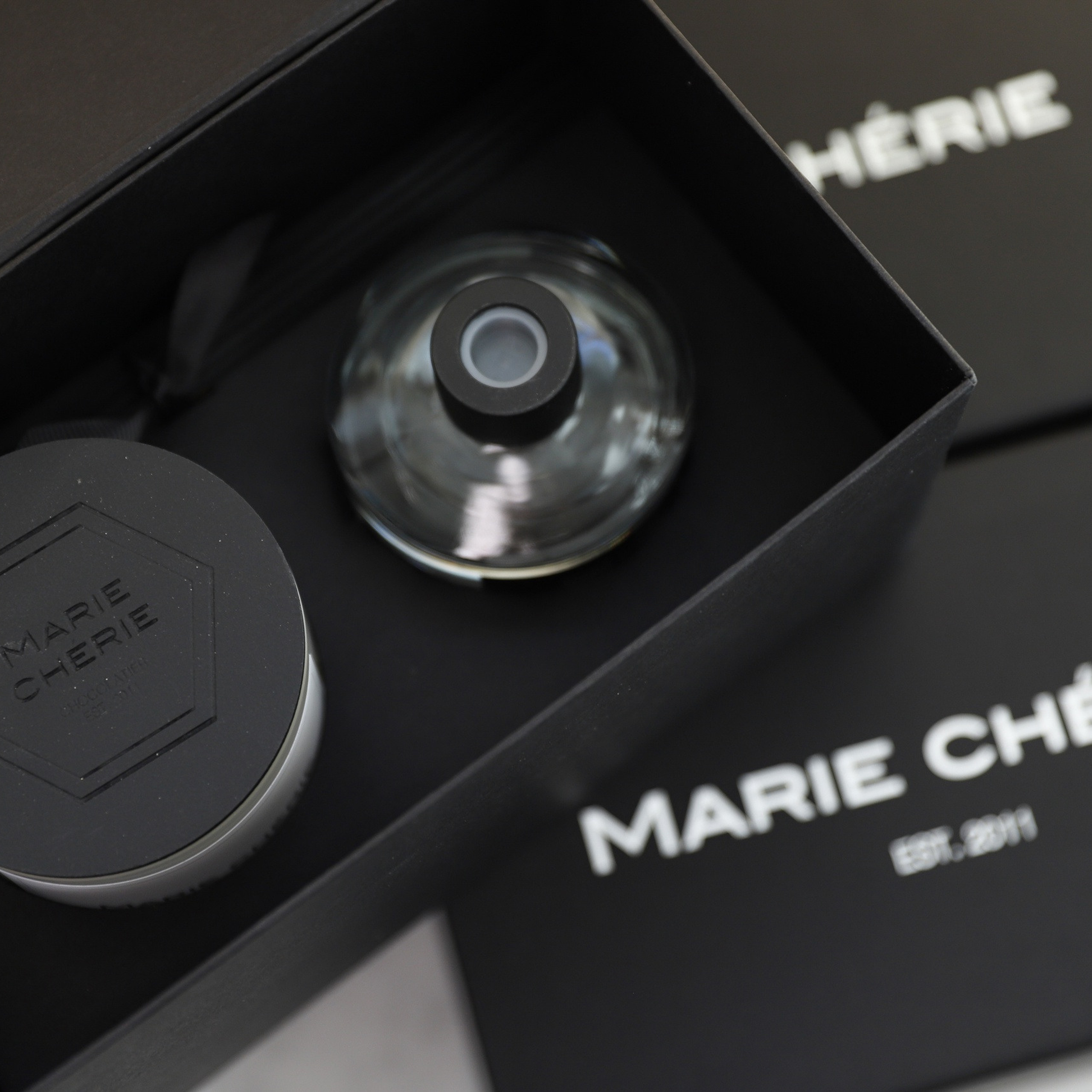 Свечи и спреи. ФОТОГРАФ ОКСАНА БРЭДШОУ