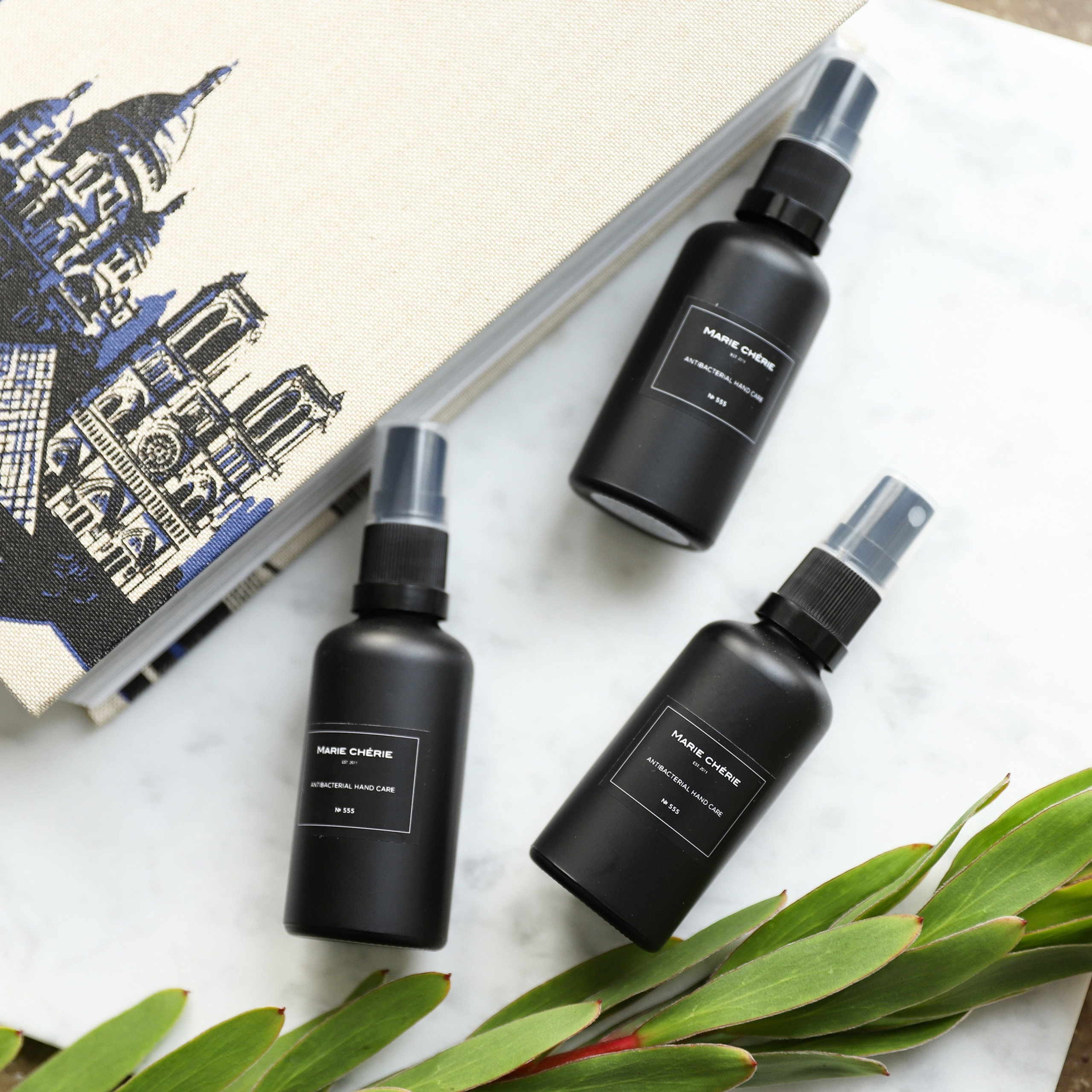 Свечи и спреи. ФОТОГРАФ ОКСАНА БРЭДШОУ