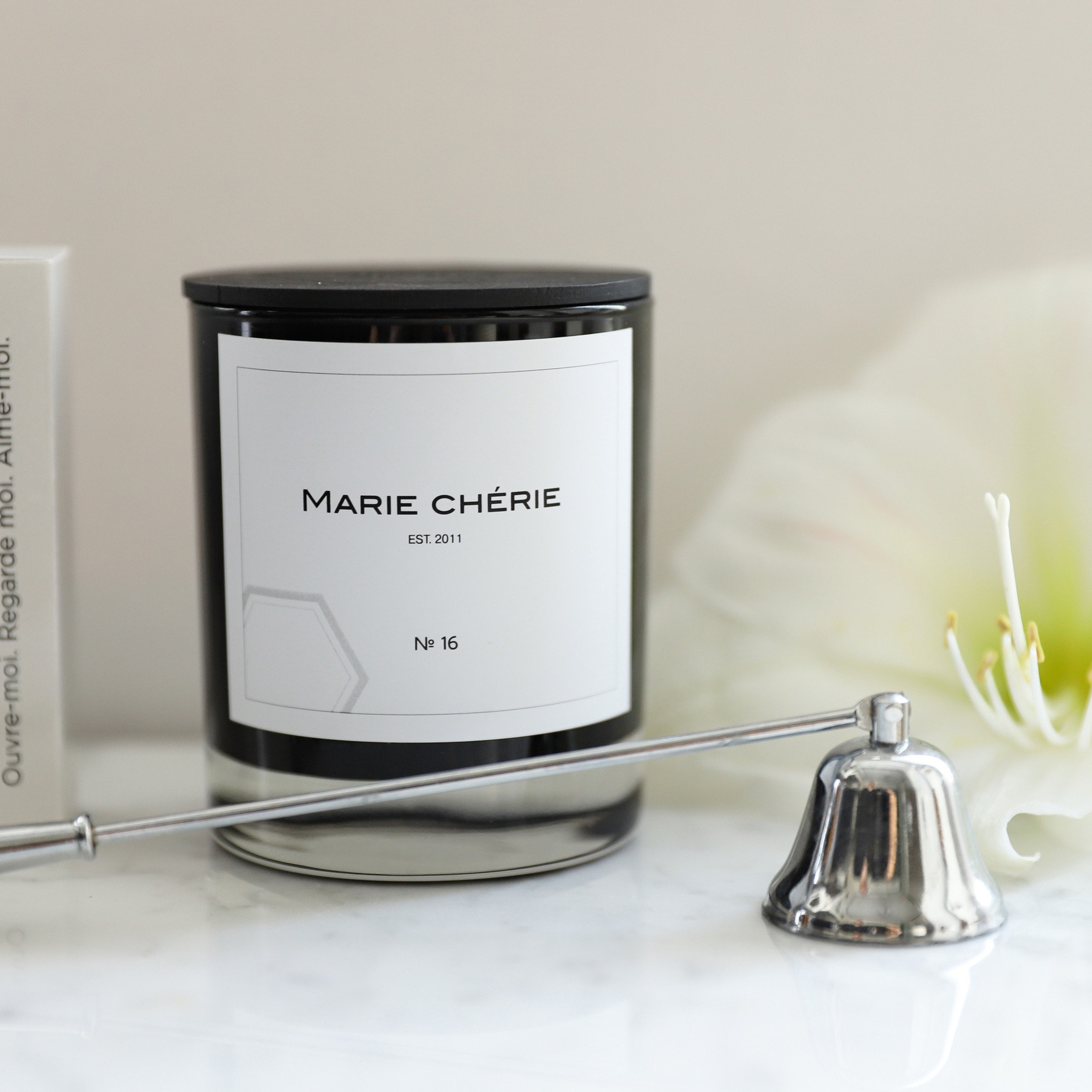 Свечи и спреи. ФОТОГРАФ ОКСАНА БРЭДШОУ