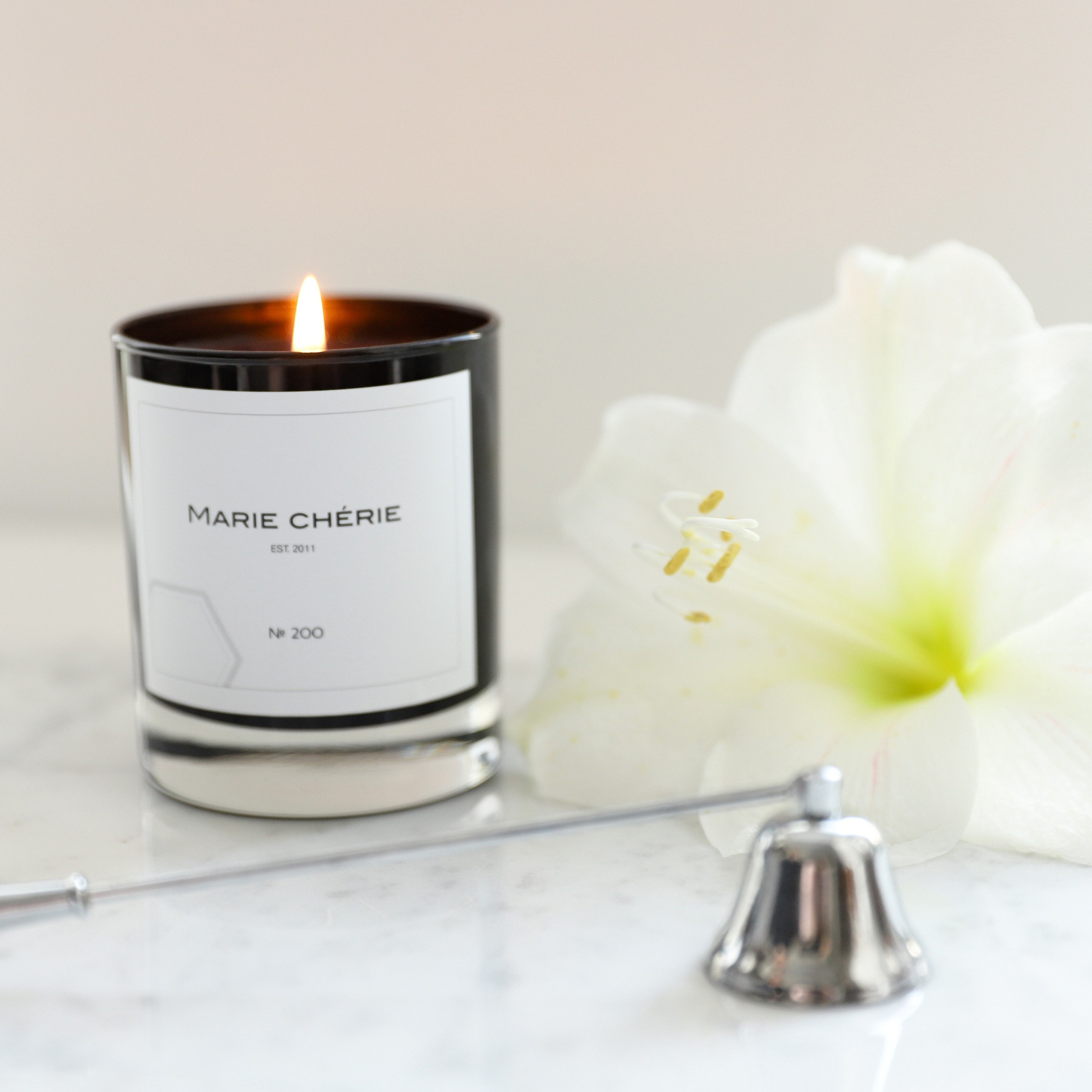 Свечи и спреи. ФОТОГРАФ ОКСАНА БРЭДШОУ