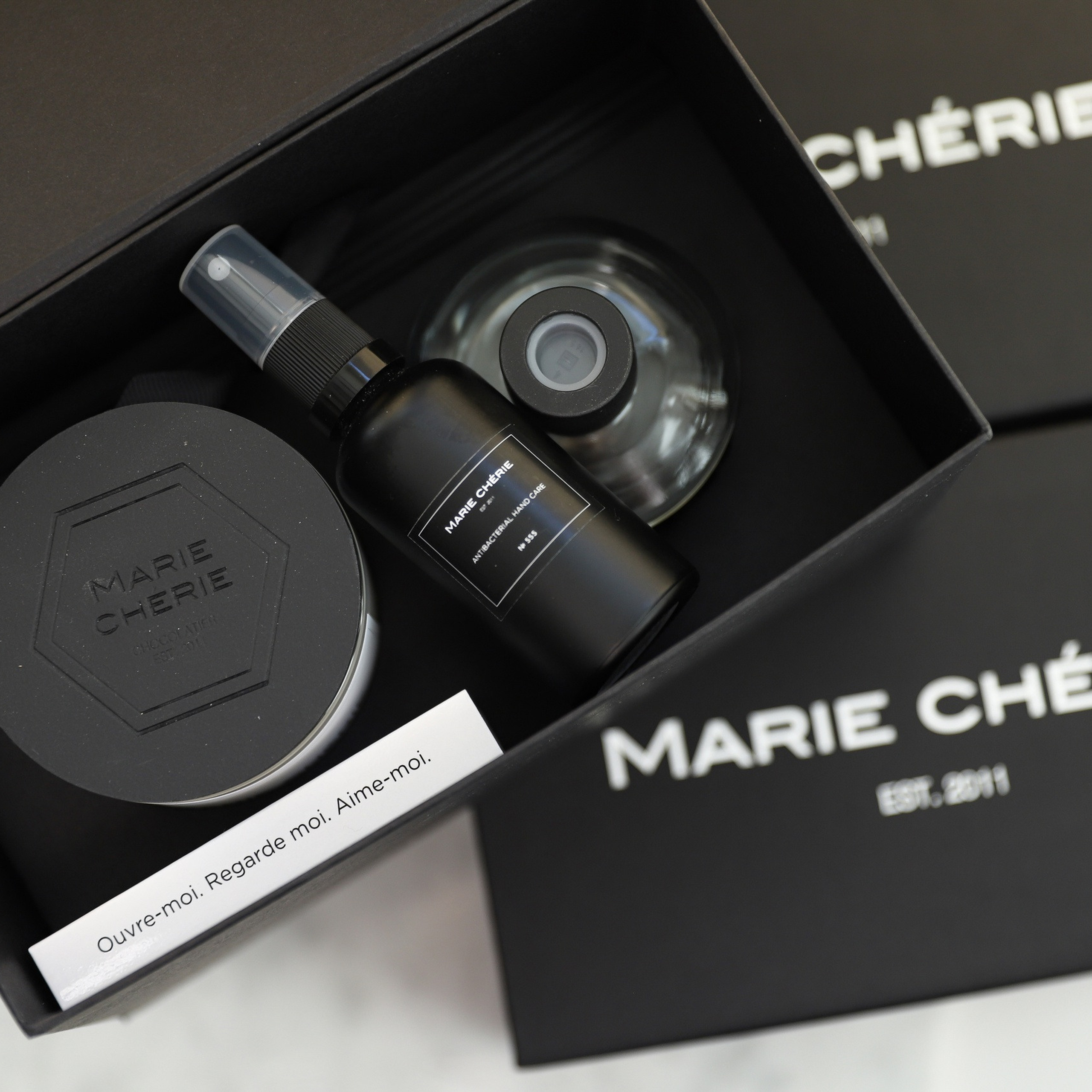 Свечи и спреи. ФОТОГРАФ ОКСАНА БРЭДШОУ