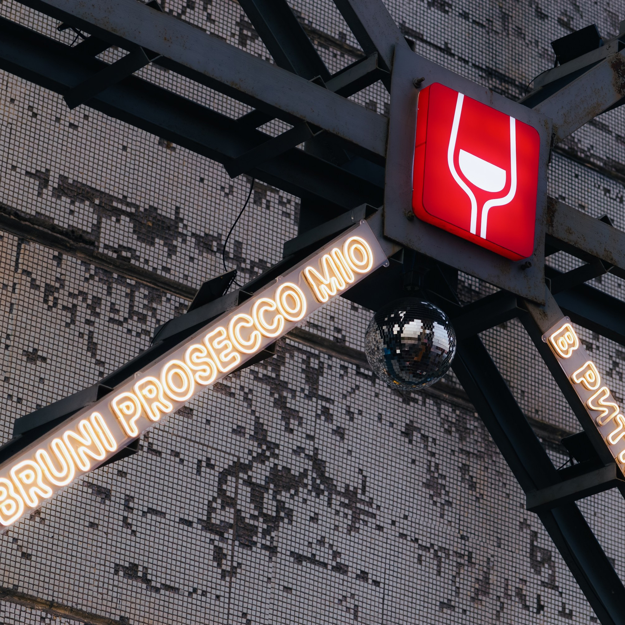 ARNY PRAHT x SimpleWine